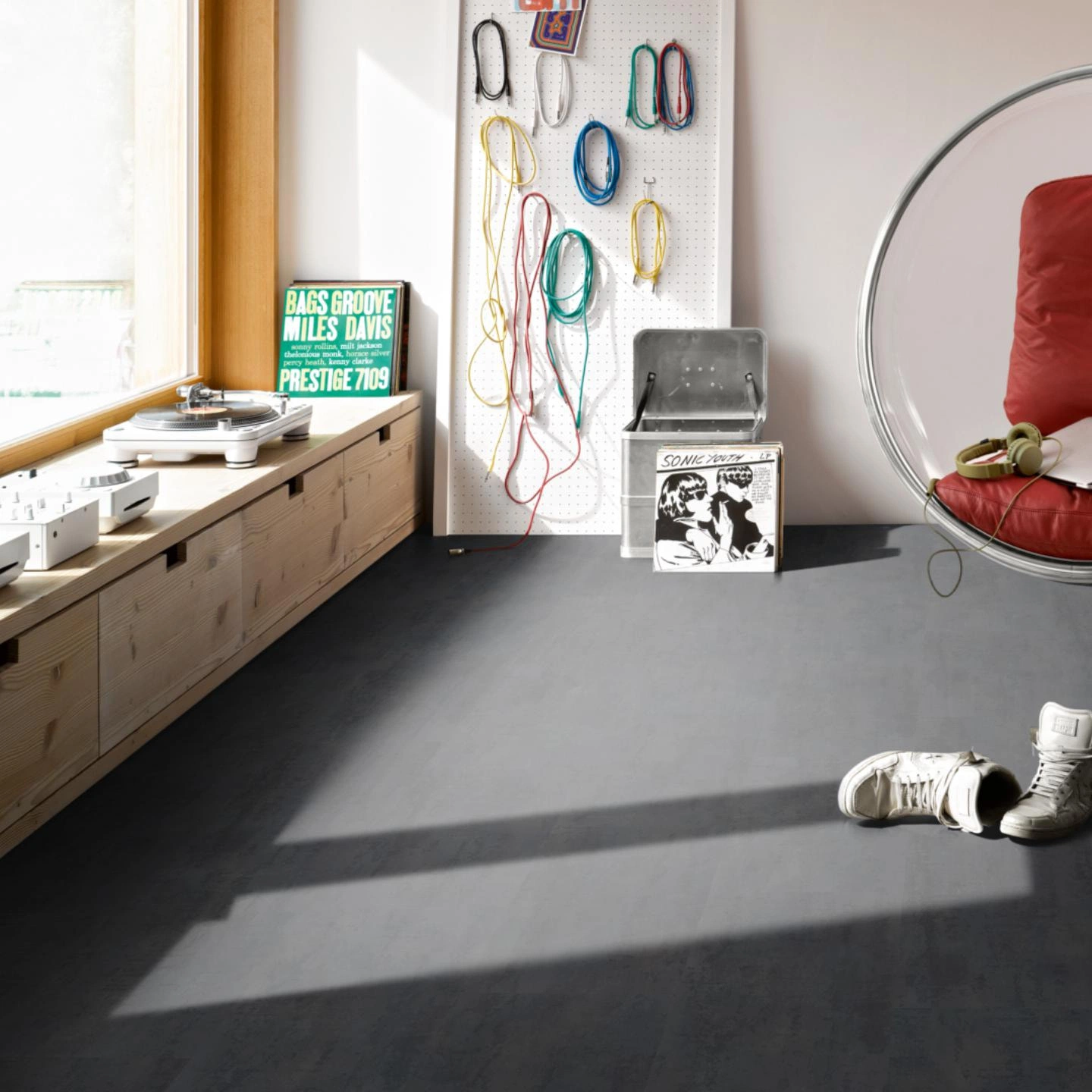 Milieubild Musikzimmer mit Plattenspieler - Parador Laminat Trendtime 5 Rohstahl Milieubild Musikzimmer mit Plattenspieler - Parador 1743600