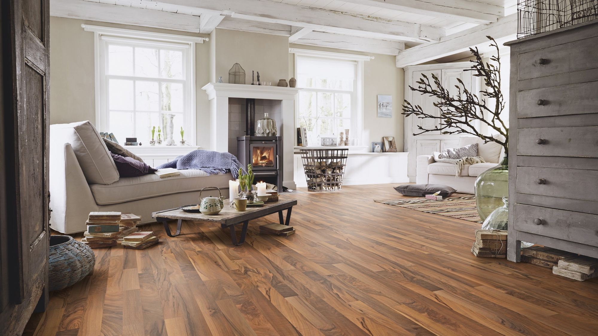 Milieubild Wohnzimmer im Landhaus-Stil - MEISTER Laminat LC 55 Nussbaum Milieubild Wohnzimmer im Landhaus-Stil - MEISTER 600012-1288198-00211