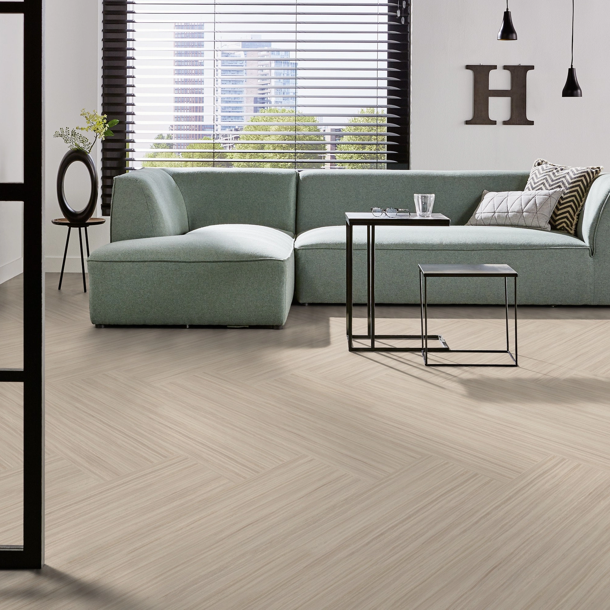 Milieubild Modernes Wohnzimmer mit mintgrünem Sofa - Forbo Flooring Klebe-Bioboden Modular Lines Rocky Ice Milieubild Modernes Wohnzimmer mit mintgrünem Sofa - Forbo Flooring 168299