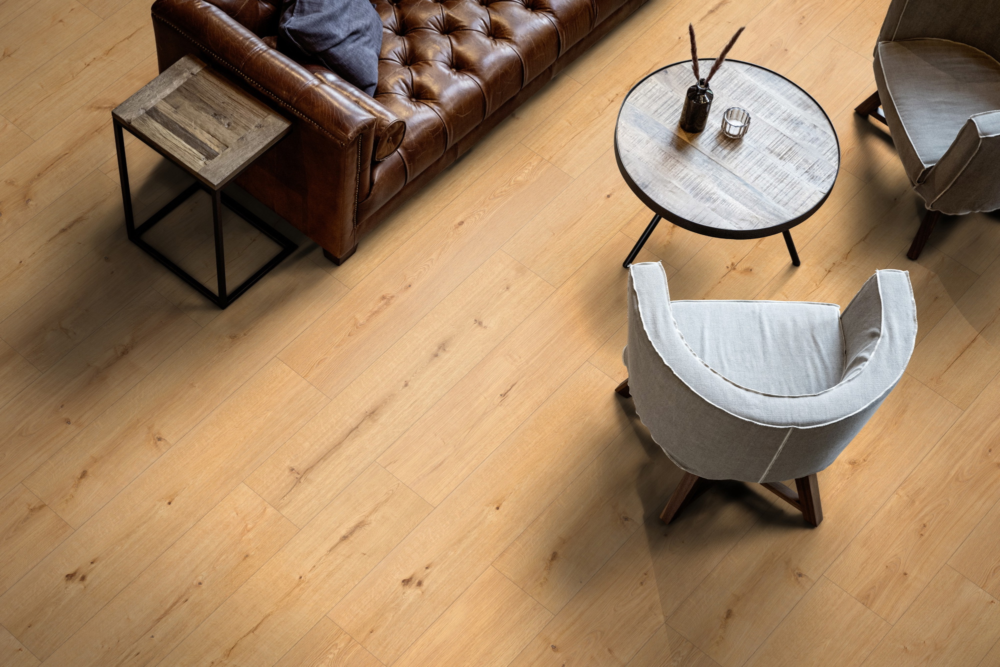 Milieubild Wohnzimmer mit Ledersofa - Blick von oben - ter Hürne Klebe-Designboden Avatara Pro Classic Edition Eiche Libra Milieubild Wohnzimmer mit Ledersofa - Blick von oben - ter Hürne 1101270105