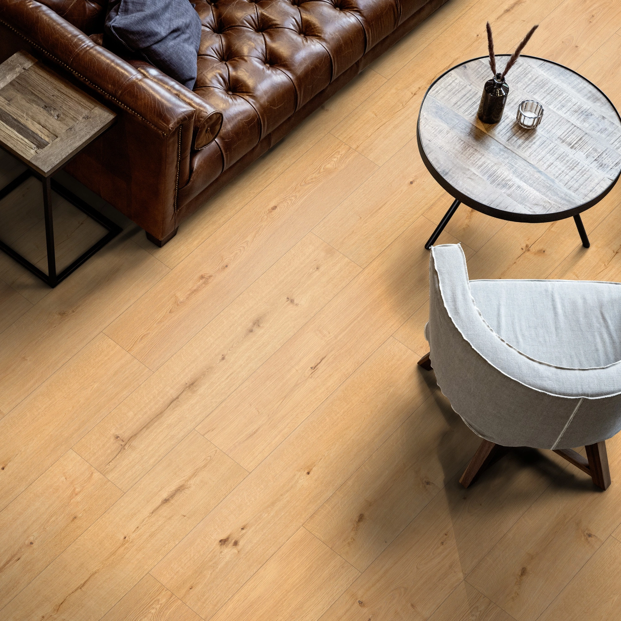 Milieubild Wohnzimmer mit Ledersofa - Blick von oben - ter Hürne Klebe-Designboden Avatara Pro Classic Edition Eiche Libra Milieubild Wohnzimmer mit Ledersofa - Blick von oben - ter Hürne 1101270105