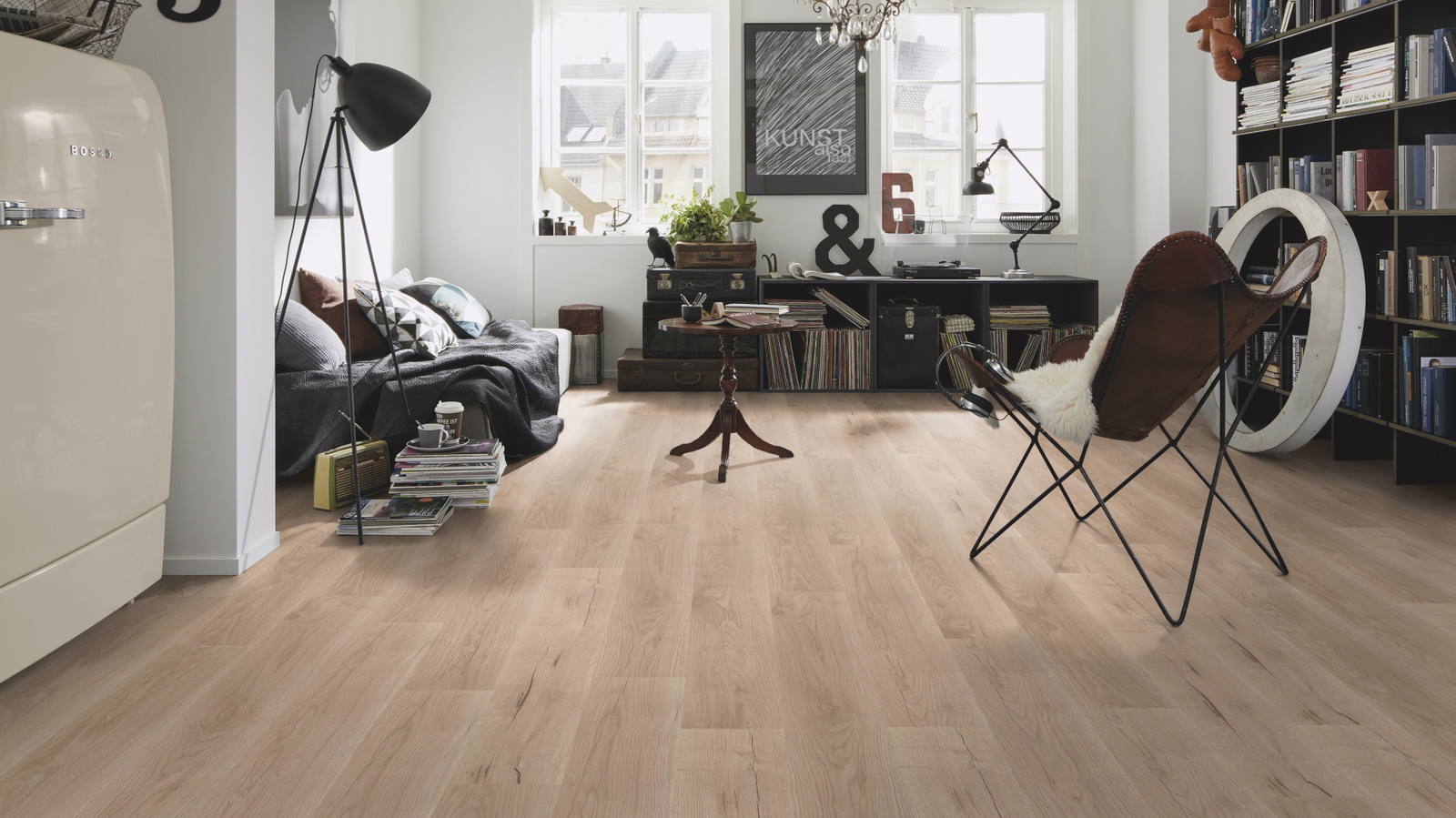Milieubild Kompaktes Wohnzimmer mit Bücherregal - wineo PL298R