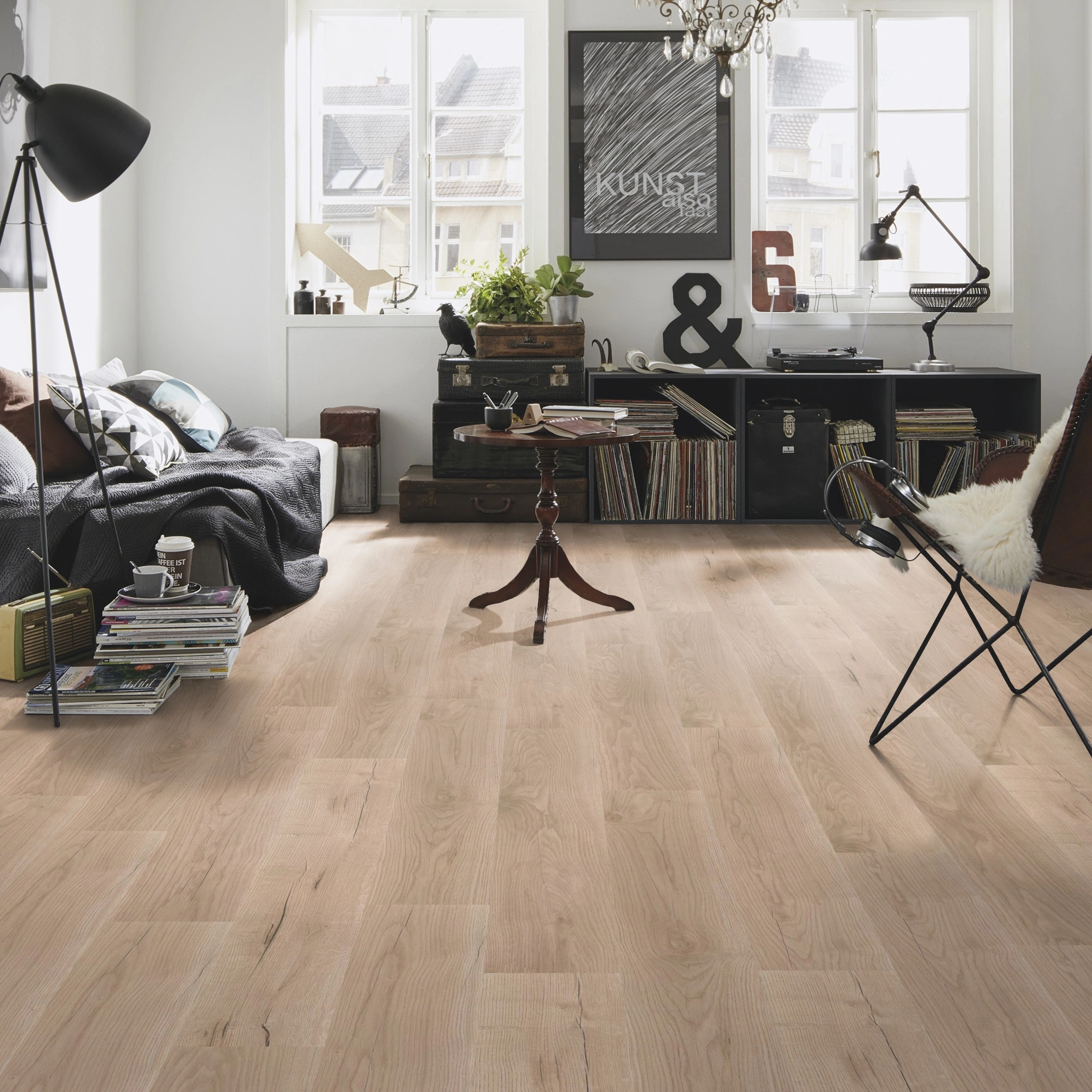 Milieubild Kompaktes Wohnzimmer mit Bücherregal - wineo Klebe-Bioboden PURLINE wineo 1000 wood L Comfort Oak Sand Milieubild Kompaktes Wohnzimmer mit Bücherregal - wineo PL298R