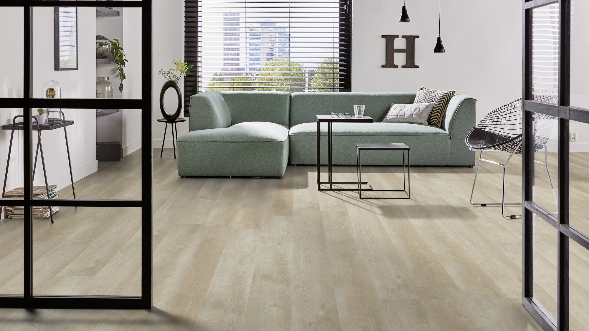 Milieubild Modernes Wohnzimmer mit mintgrünem Sofa - Forbo Flooring Klebe-Vinyl Enduro Dryback Wood Natural White Oak Milieubild Modernes Wohnzimmer mit mintgrünem Sofa - Forbo Flooring 217630