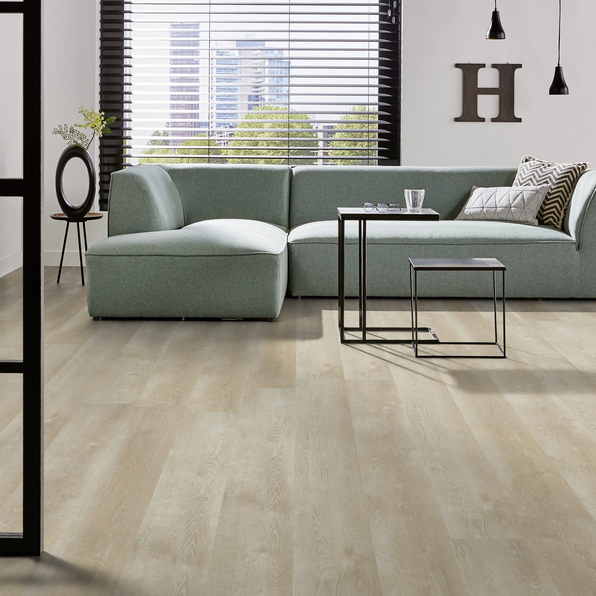 Milieubild Modernes Wohnzimmer mit mintgrünem Sofa - Forbo Flooring Klebe-Vinyl Enduro Dryback Wood Natural White Oak Milieubild Modernes Wohnzimmer mit mintgrünem Sofa - Forbo Flooring 217630