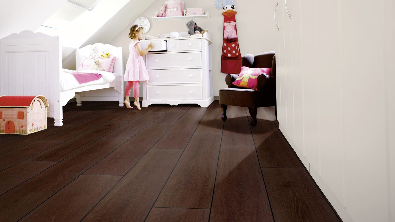 Milieubild Kinderzimmer mit weißer Kommode - wineo PLC307R