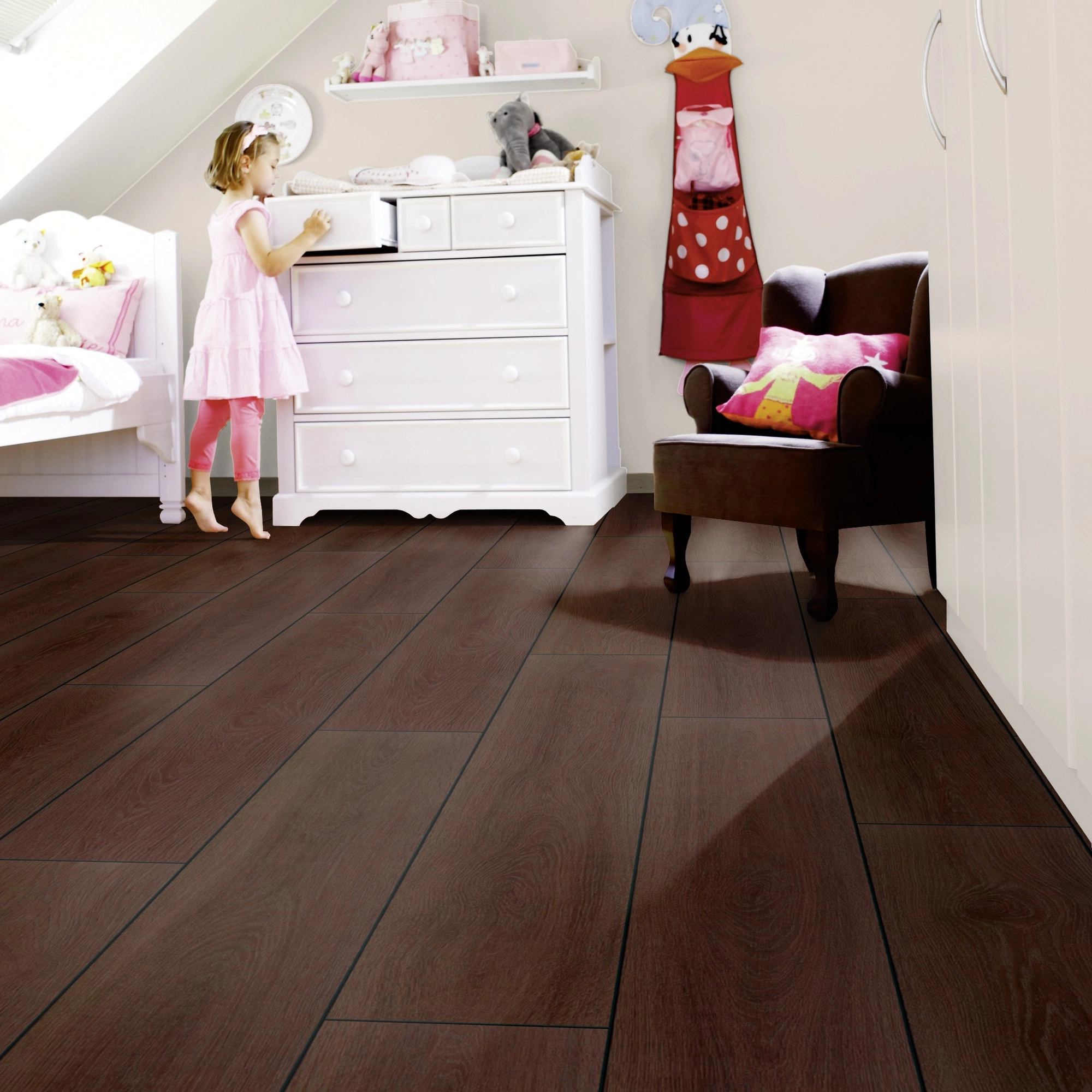 Milieubild Kinderzimmer mit weißer Kommode - wineo Klick-Bioboden PURLINE wineo 1000 wood XL Calm Oak Mocca Milieubild Kinderzimmer mit weißer Kommode - wineo PLC307R