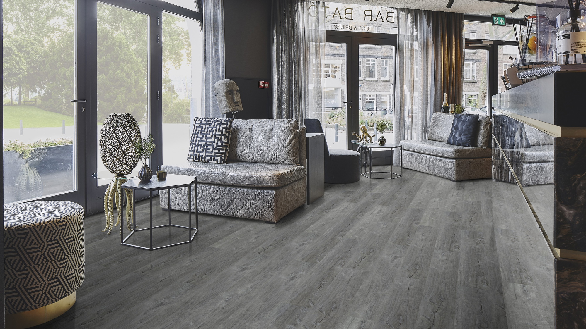 Milieubild Lounge in Hotelbar - Forbo Flooring Klebe-Vinyl Enduro Dryback Wood Anthracite Timber Milieubild Lounge in Hotelbar - Forbo Flooring 217626