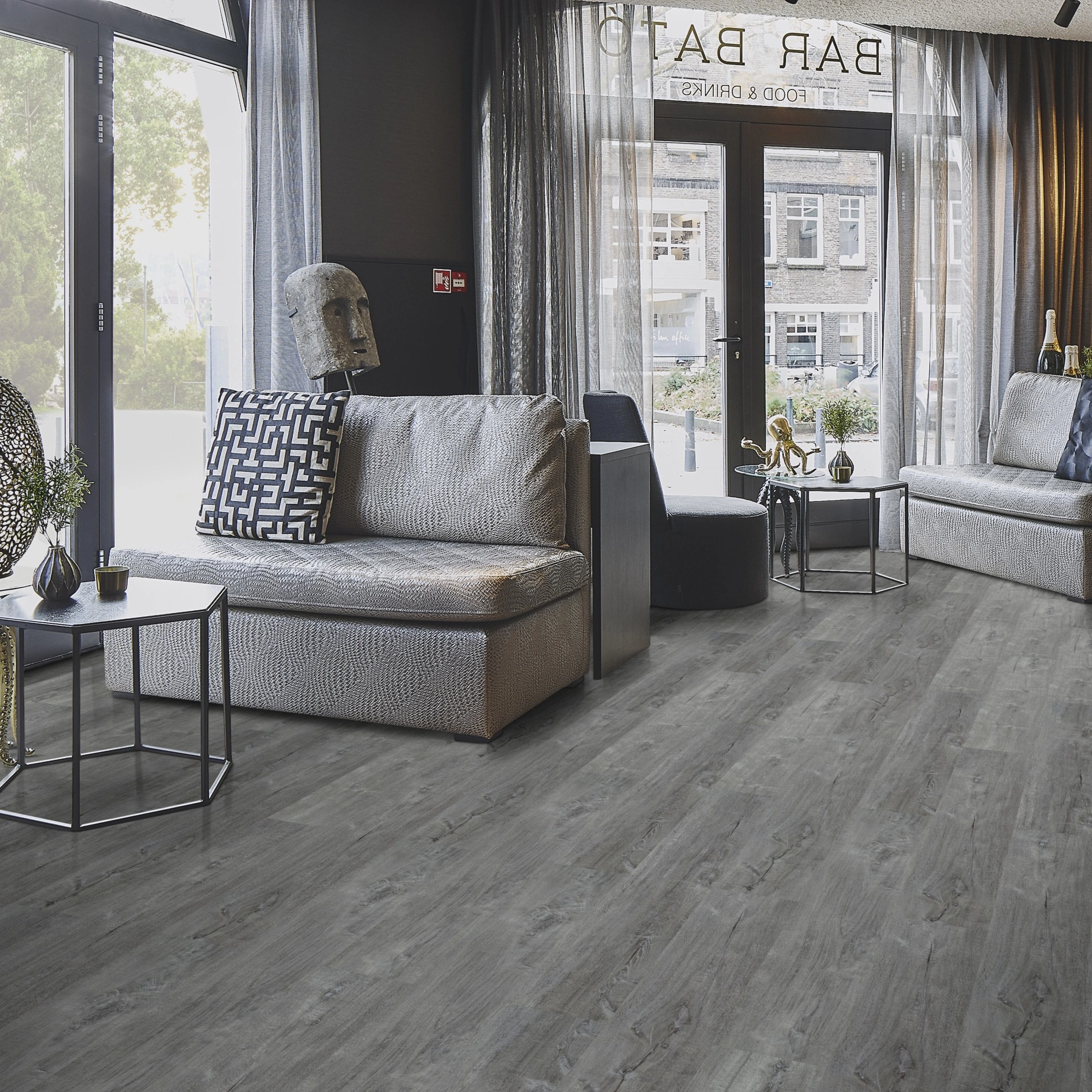 Milieubild Lounge in Hotelbar - Forbo Flooring Klebe-Vinyl Enduro Dryback Wood Anthracite Timber Milieubild Lounge in Hotelbar - Forbo Flooring 217626