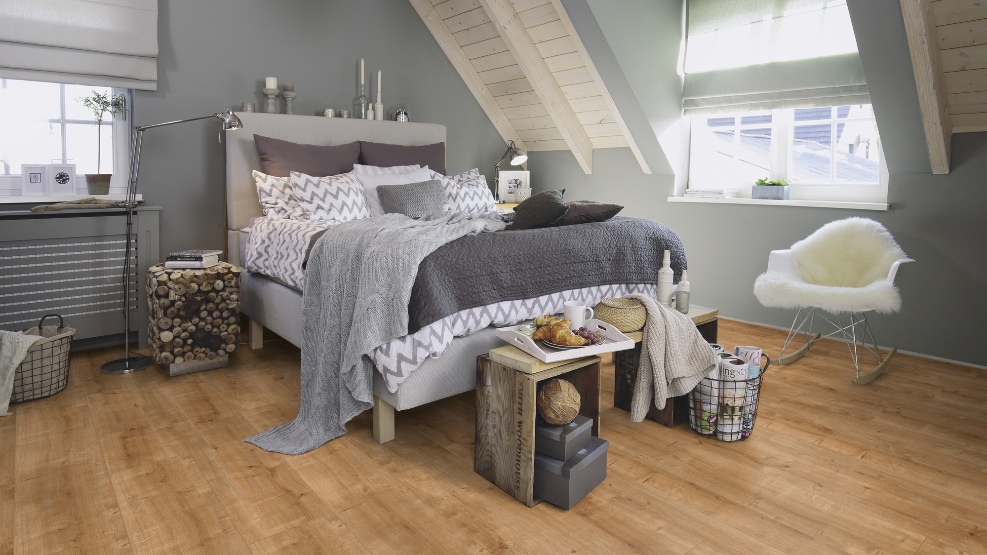 Milieubild Schlafzimmer im modernen Dachgeschoss - wineo Klick-Bioboden PURLINE wineo 1200 wood XL Hello Martha Milieubild Schlafzimmer im modernen Dachgeschoss - wineo PLC076R
