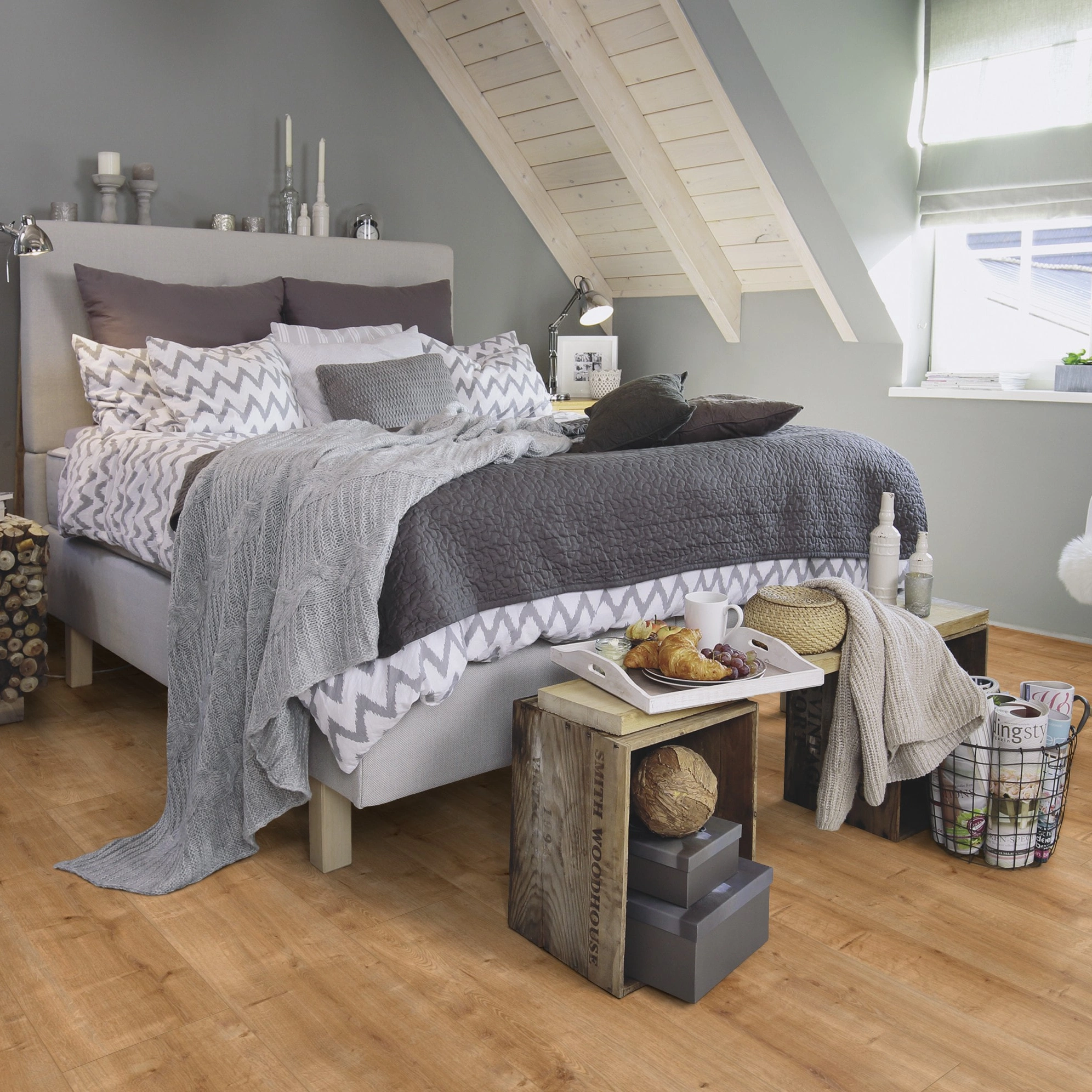 Milieubild Schlafzimmer im modernen Dachgeschoss - wineo Klick-Bioboden PURLINE wineo 1200 wood XL Hello Martha Milieubild Schlafzimmer im modernen Dachgeschoss - wineo PLC076R
