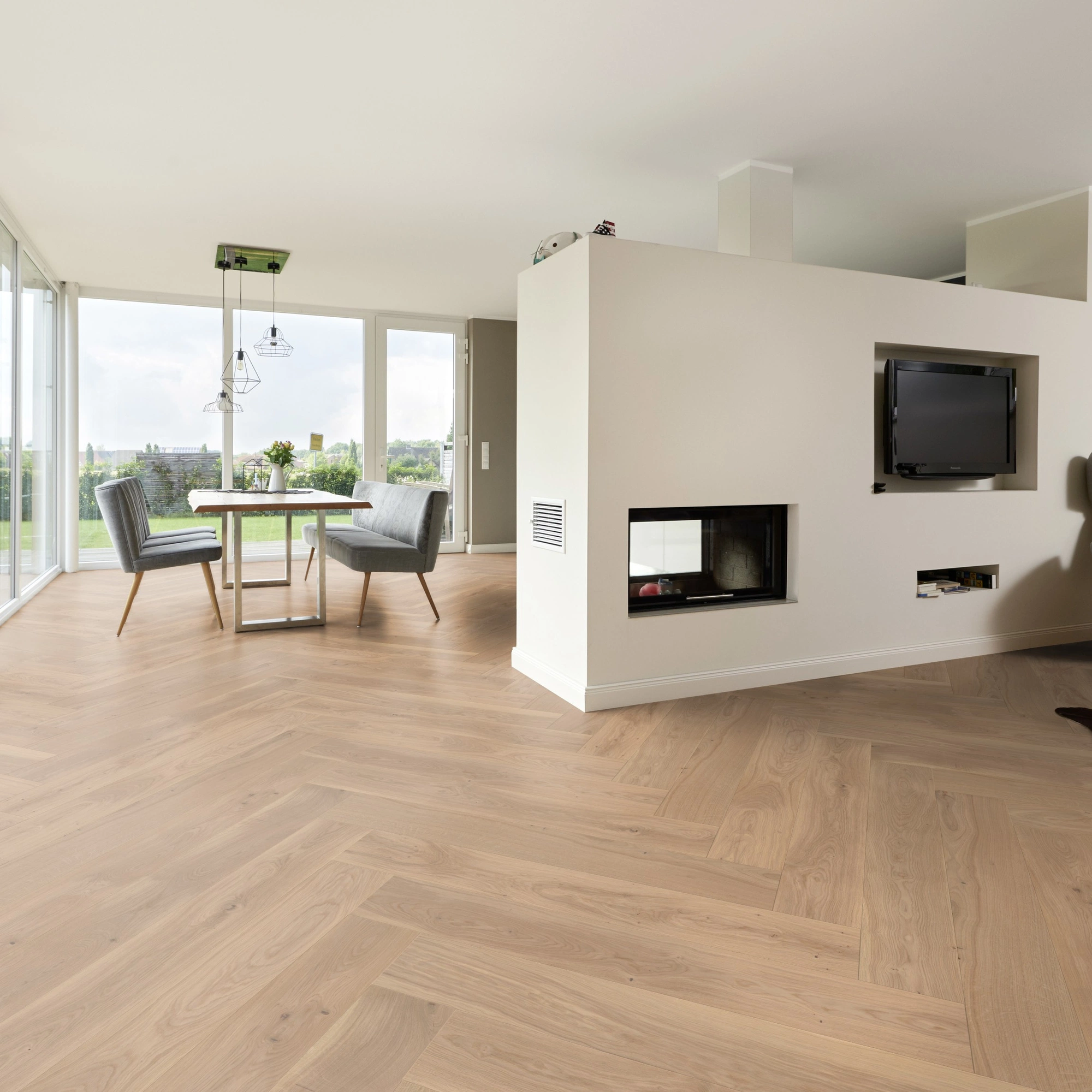 Milieubild Wohnzimmer mit Essbereich und Kamin - ter Hürne Parkett Herringbone Collection Eiche Ameland Milieubild Wohnzimmer mit Essbereich und Kamin - ter Hürne 1101312520