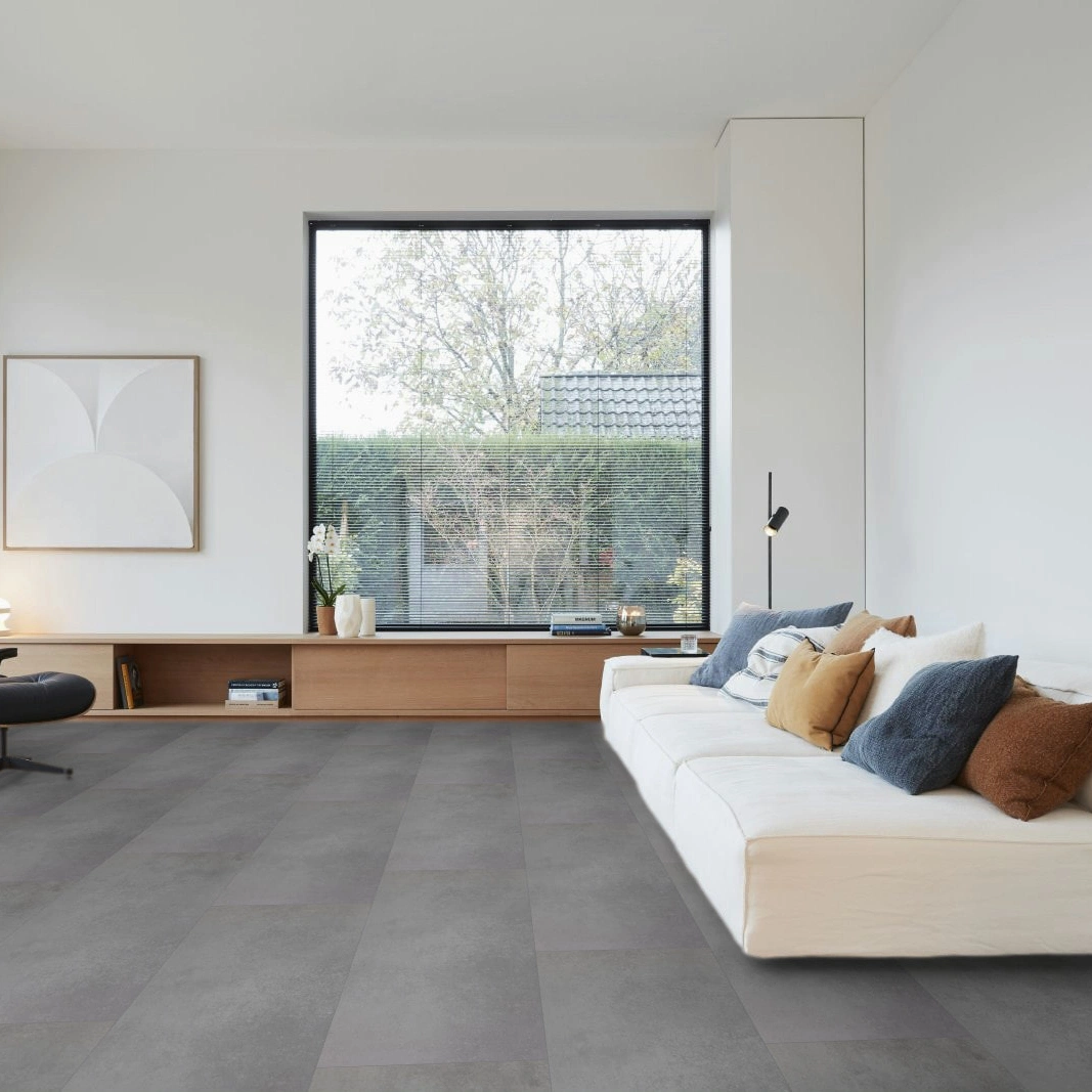 Milieubild Großräumiges Wohnzimmer mit Couch - BerryAlloc Klebe-Vinyl Zenn Gluedown 30 Fuji Milieubild Großräumiges Wohnzimmer mit Couch - BerryAlloc 60002228