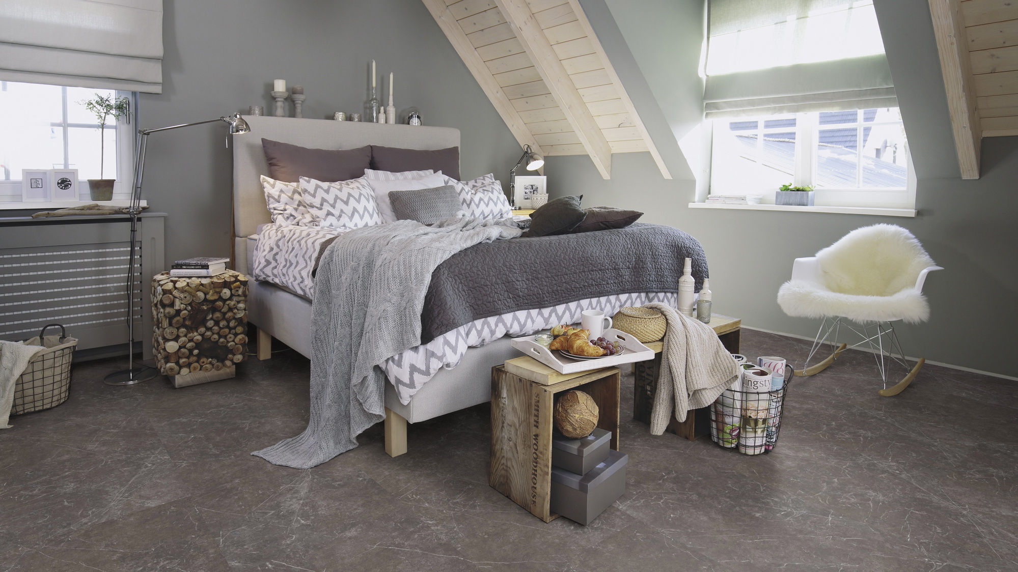 Milieubild Schlafzimmer im modernen Dachgeschoss - wineo Klebe-Bioboden PURLINE wineo 1500 stone XL Olevano Marble Grey Milieubild Schlafzimmer im modernen Dachgeschoss - wineo PL15405SXL