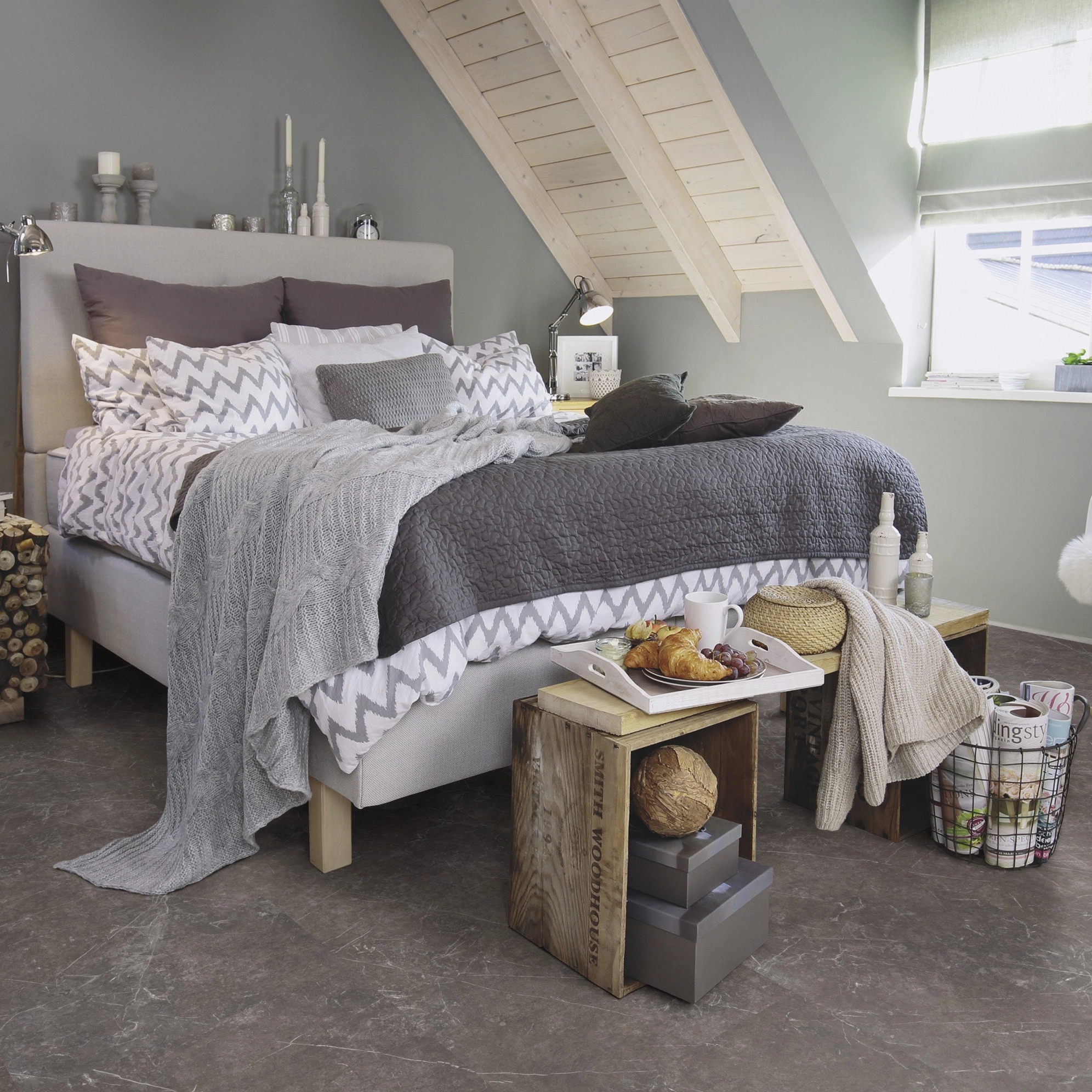 Milieubild Schlafzimmer im modernen Dachgeschoss - wineo Klebe-Bioboden PURLINE wineo 1500 stone XL Olevano Marble Grey Milieubild Schlafzimmer im modernen Dachgeschoss - wineo PL15405SXL