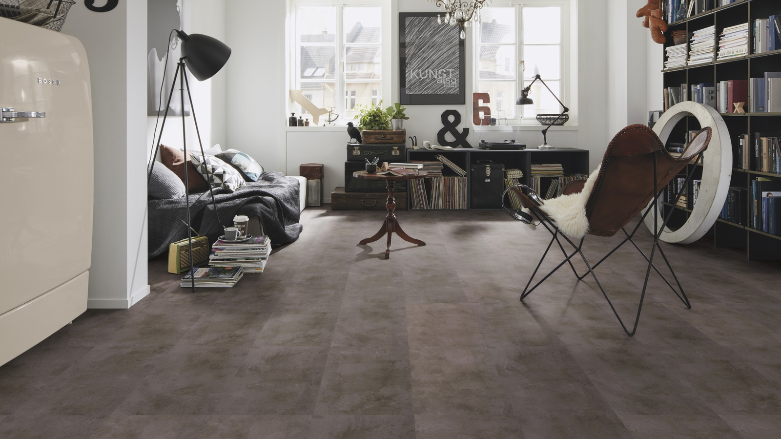 Milieubild Kompaktes Wohnzimmer mit Bücherregal - wineo PL319R