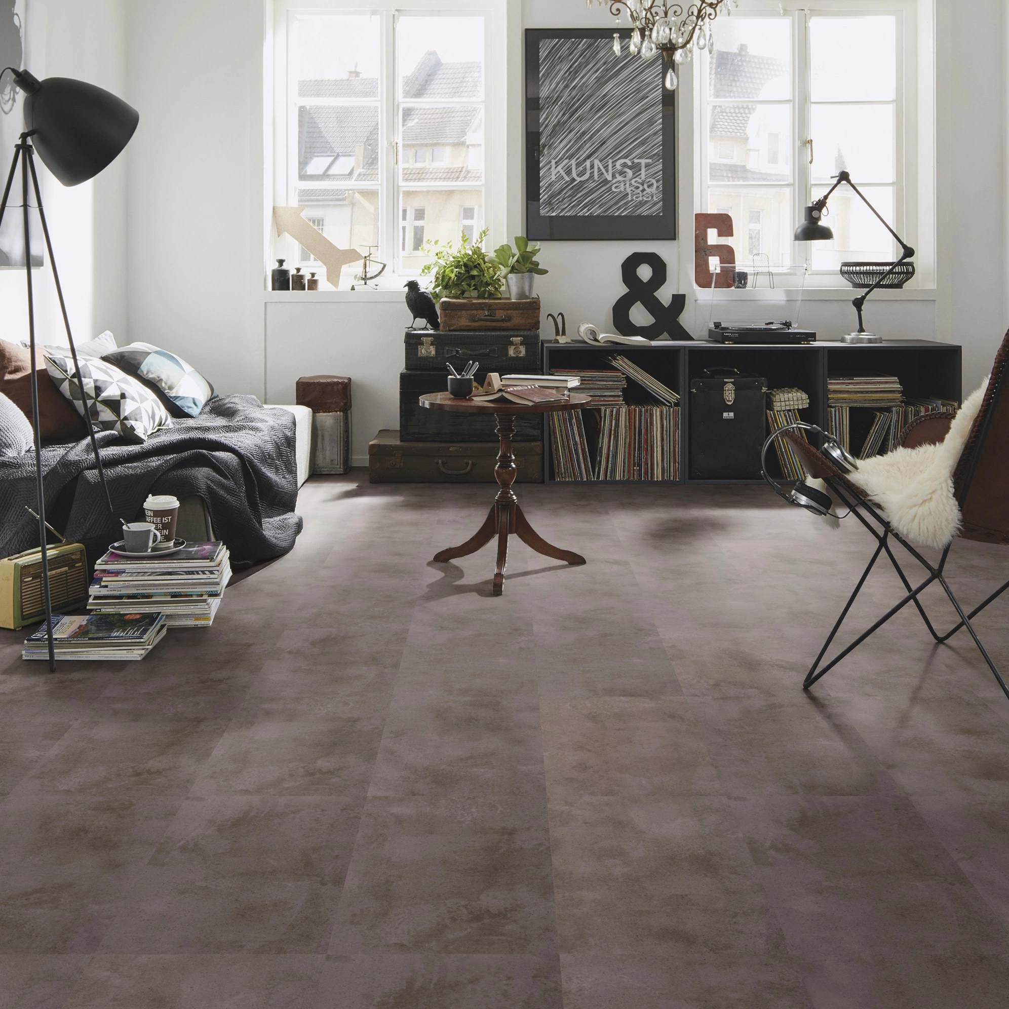 Milieubild Kompaktes Wohnzimmer mit Bücherregal - wineo Klebe-Bioboden PURLINE wineo 1000 stone L Urban Concrete Steel Milieubild Kompaktes Wohnzimmer mit Bücherregal - wineo PL319R