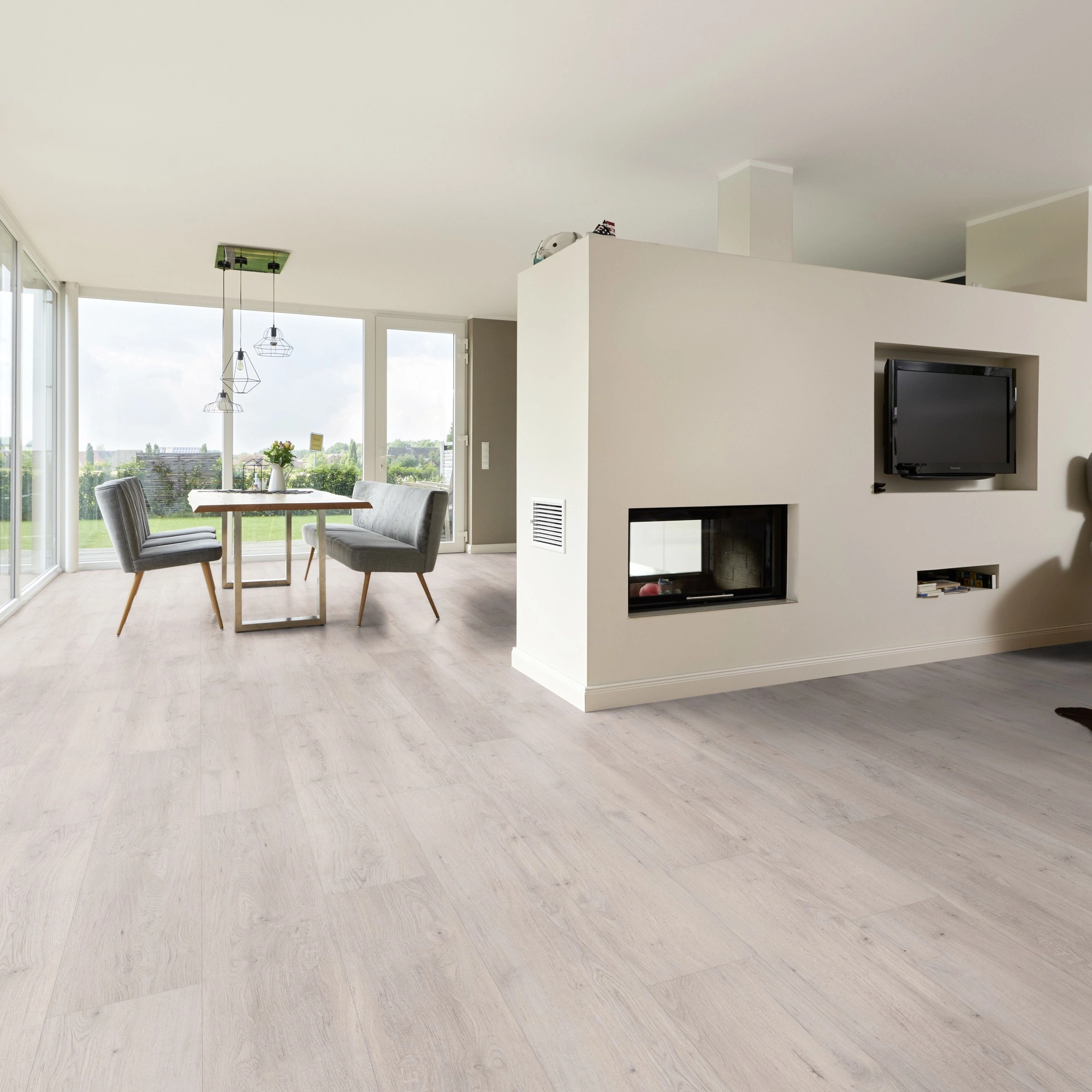 Milieubild Wohnzimmer mit Essbereich und Kamin - ter Hürne Klebe-Vinyl Pro Classic Choice Eiche Helsinki Milieubild Wohnzimmer mit Essbereich und Kamin - ter Hürne 1101210604