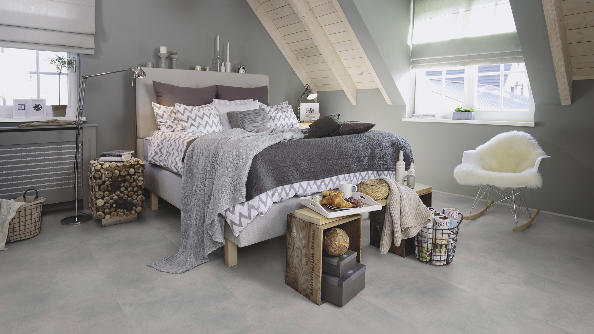 Milieubild Schlafzimmer im modernen Dachgeschoss - wineo Klebe-Bioboden PURLINE wineo 1500 stone XL Loft Concrete Grey Milieubild Schlafzimmer im modernen Dachgeschoss - wineo PL15401SXL