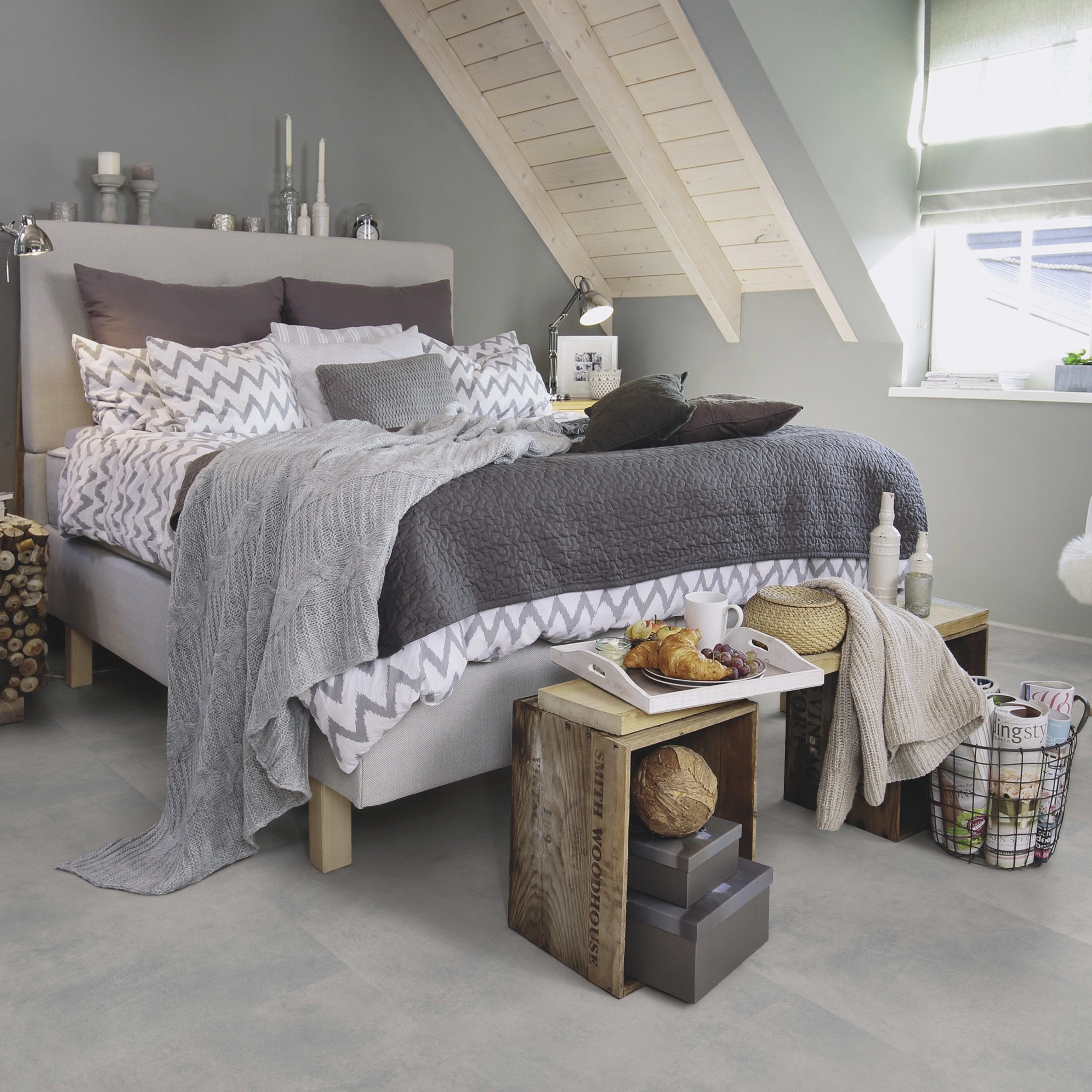 Milieubild Schlafzimmer im modernen Dachgeschoss - wineo Klebe-Bioboden PURLINE wineo 1500 stone XL Loft Concrete Grey Milieubild Schlafzimmer im modernen Dachgeschoss - wineo PL15401SXL