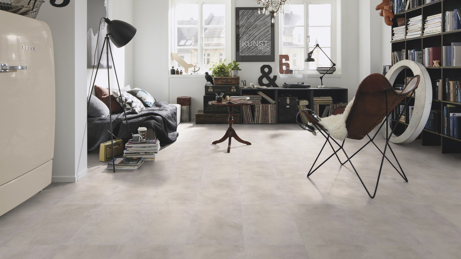 Milieubild Kompaktes Wohnzimmer mit Bücherregal - wineo PL317R
