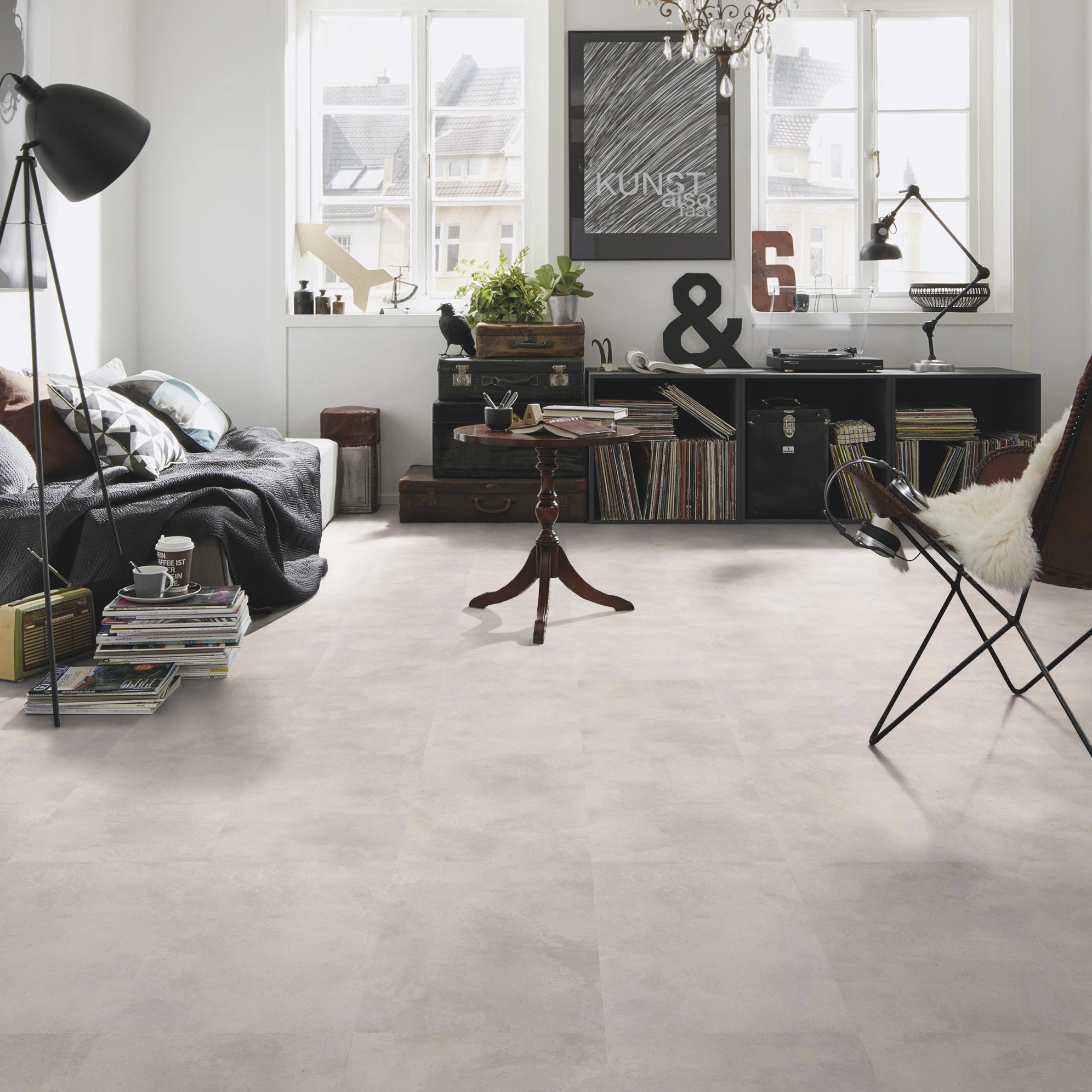 Milieubild Kompaktes Wohnzimmer mit Bücherregal - wineo Klebe-Bioboden PURLINE wineo 1000 stone L Urban Concrete Light Milieubild Kompaktes Wohnzimmer mit Bücherregal - wineo PL317R