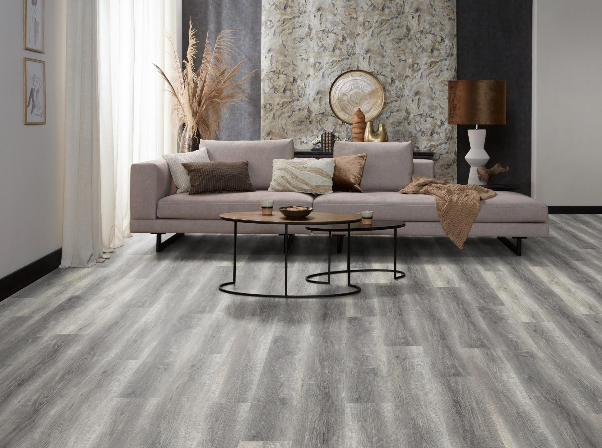 Milieubild Modernes, freundliches Wohnzimmer mit Sofa und Wandtapete - nexflor Rigid Klick-Vinyl Apollo Click Collection Troy Oak Milieubild Modernes, freundliches Wohnzimmer mit Sofa und Wandtapete - nexflor NXF-60030-004