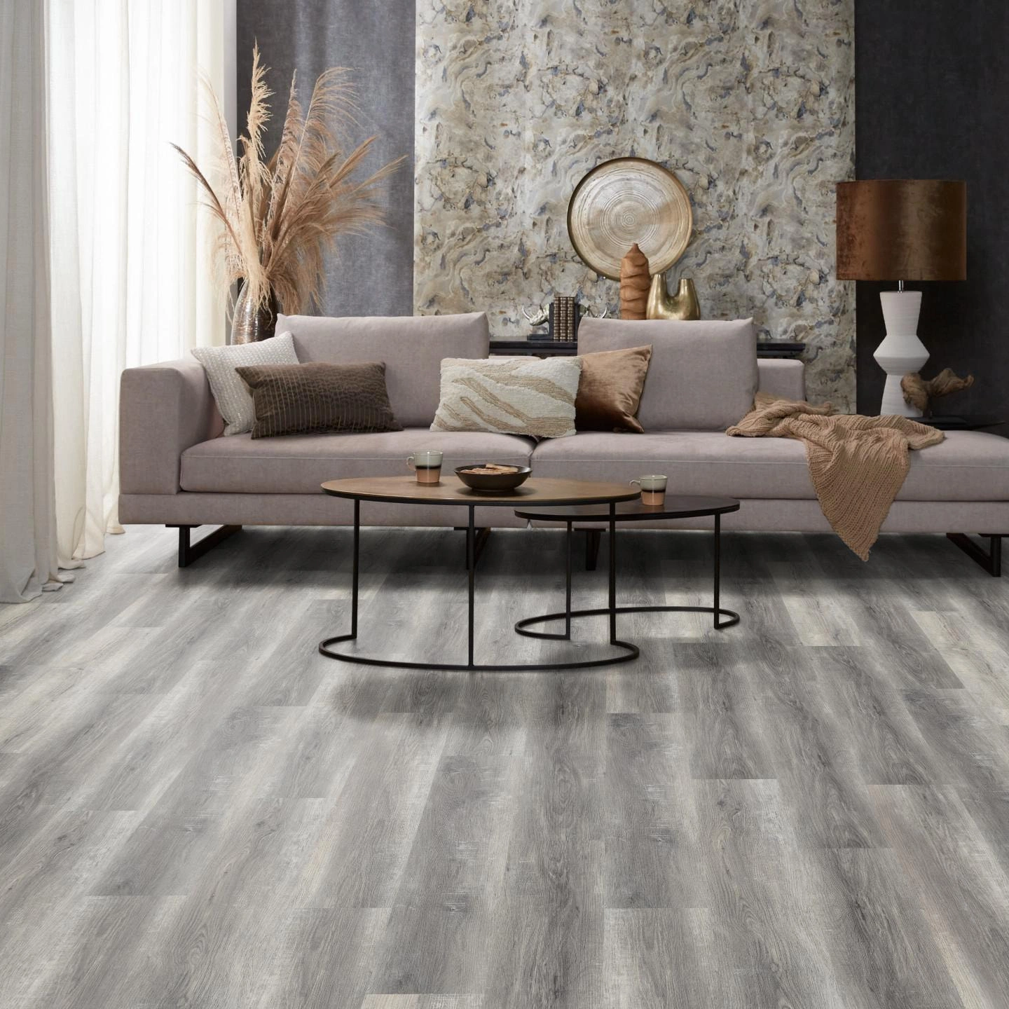 Milieubild Modernes, freundliches Wohnzimmer mit Sofa und Wandtapete - nexflor Rigid Klick-Vinyl Apollo Click Collection Troy Oak Milieubild Modernes, freundliches Wohnzimmer mit Sofa und Wandtapete - nexflor NXF-60030-004