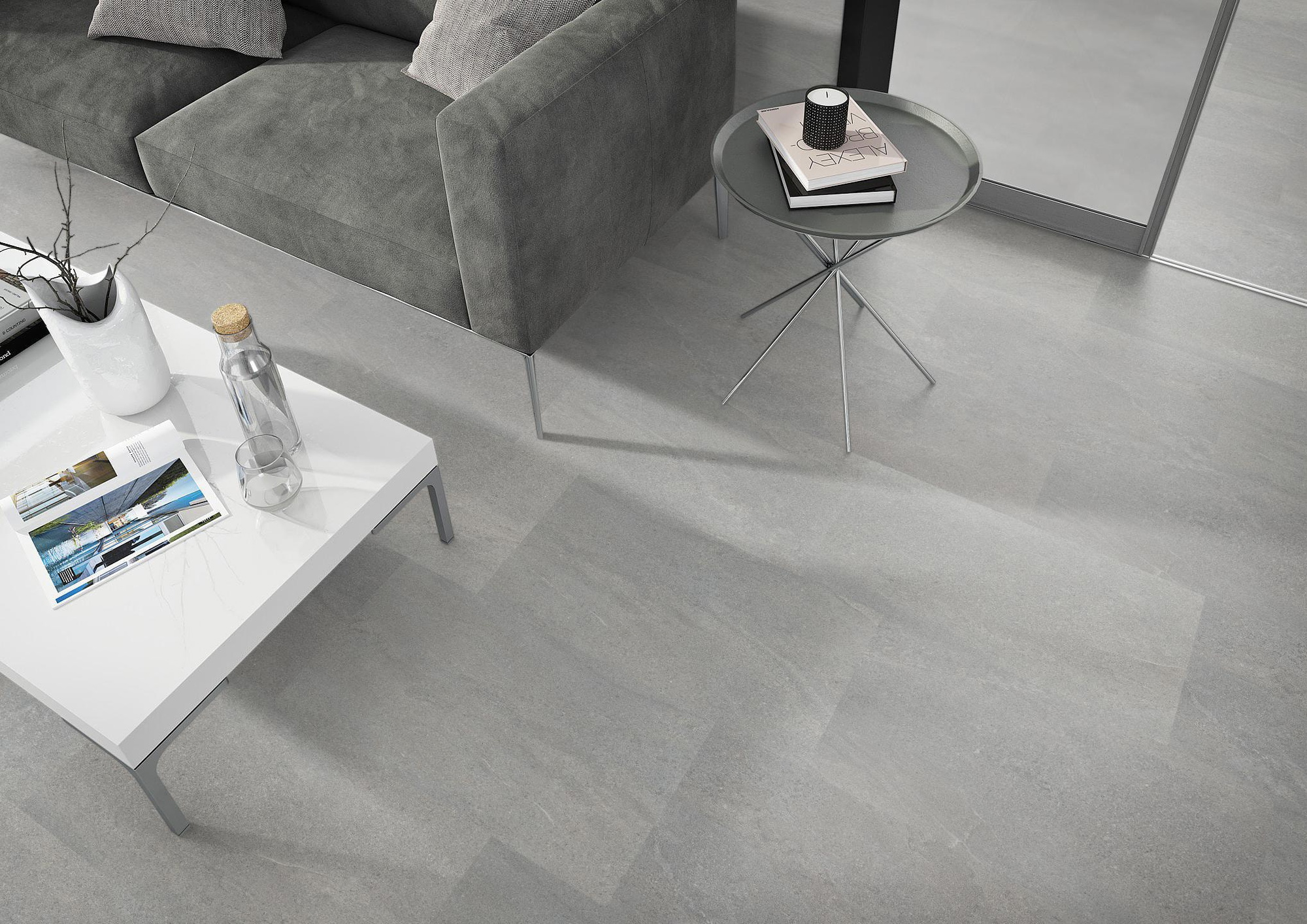 Milieubild Wohnzimmer - Sofa mit Beistelltisch und Glastür - nexflor Rigid Klick-Vinyl Oreios Click Collection Mykale Milieubild Wohnzimmer - Sofa mit Beistelltisch und Glastür - nexflor NXF-62030-002