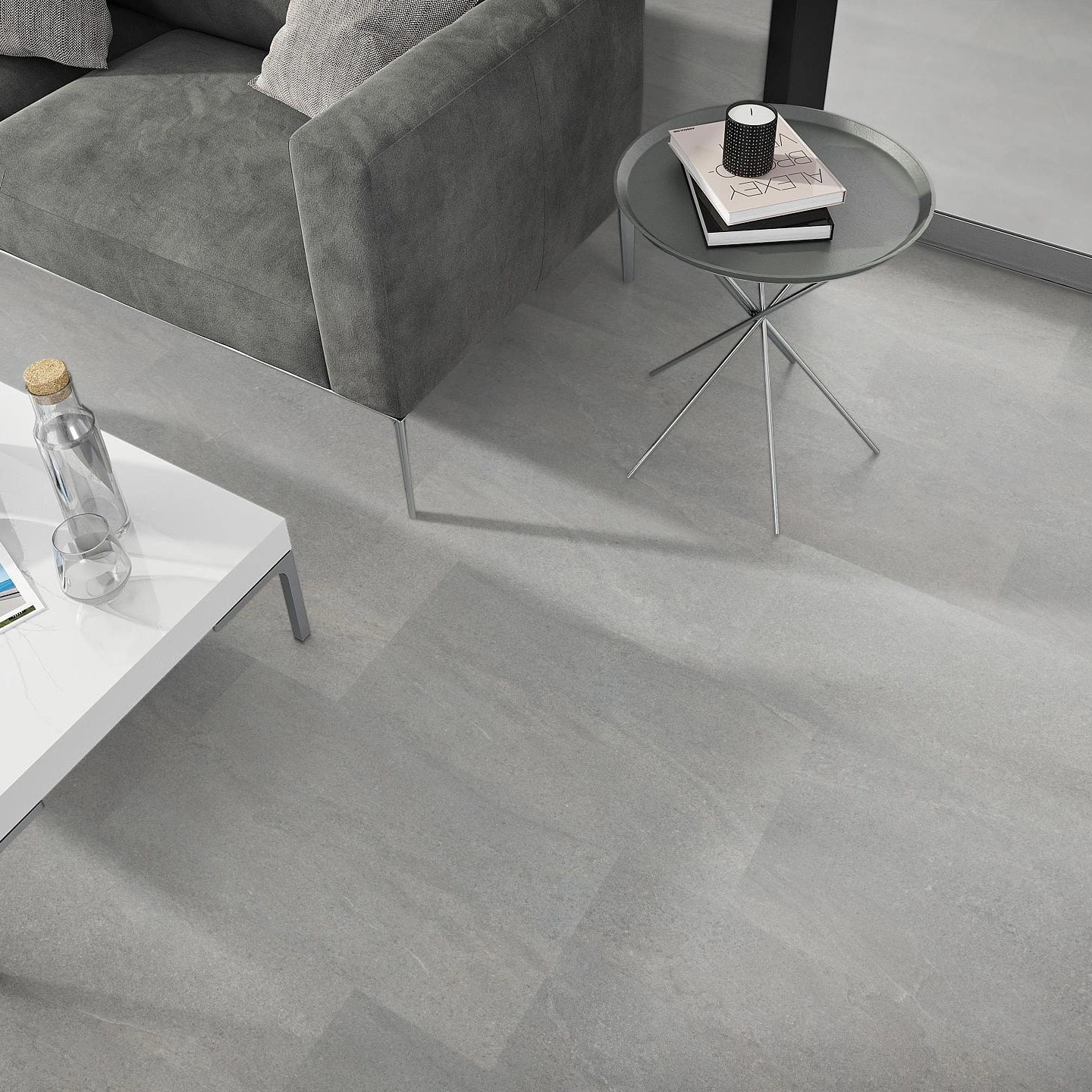 Milieubild Wohnzimmer - Sofa mit Beistelltisch und Glastür - nexflor Rigid Klick-Vinyl Oreios Click Collection Mykale Milieubild Wohnzimmer - Sofa mit Beistelltisch und Glastür - nexflor NXF-62030-002