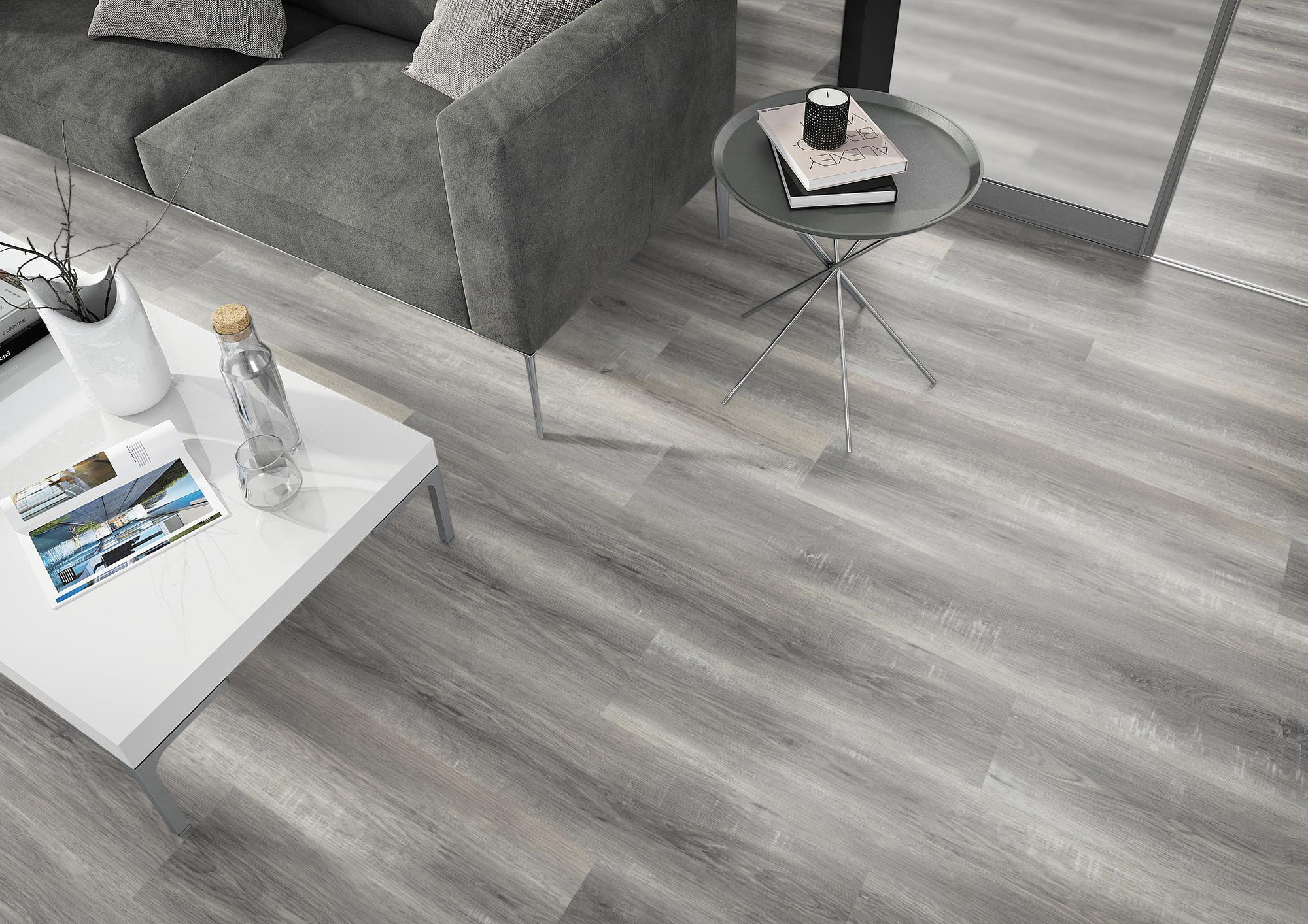 Milieubild Wohnzimmer - Sofa mit Beistelltisch und Glastür - nexflor Rigid Klick-Vinyl Apollo Click Collection Troy Oak Milieubild Wohnzimmer - Sofa mit Beistelltisch und Glastür - nexflor NXF-60030-004