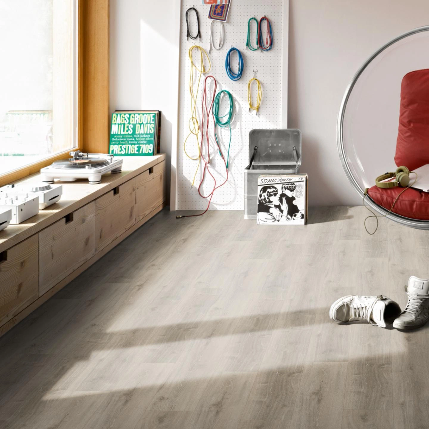 Milieubild Musikzimmer mit Plattenspieler - Parador Rigid Klick-Vinyl Basic 5.3 Eiche grau geweißt Milieubild Musikzimmer mit Plattenspieler - Parador 1743001