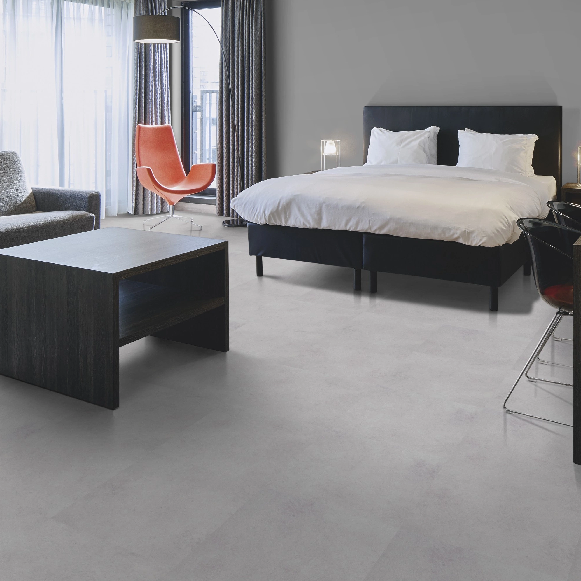 Milieubild Hotelzimmer mit Kingsize-Bett - Forbo Flooring Klebe-Vinyl Allura Dryback 0.55 Material Light Cement Milieubild Hotelzimmer mit Kingsize-Bett - Forbo Flooring 243649