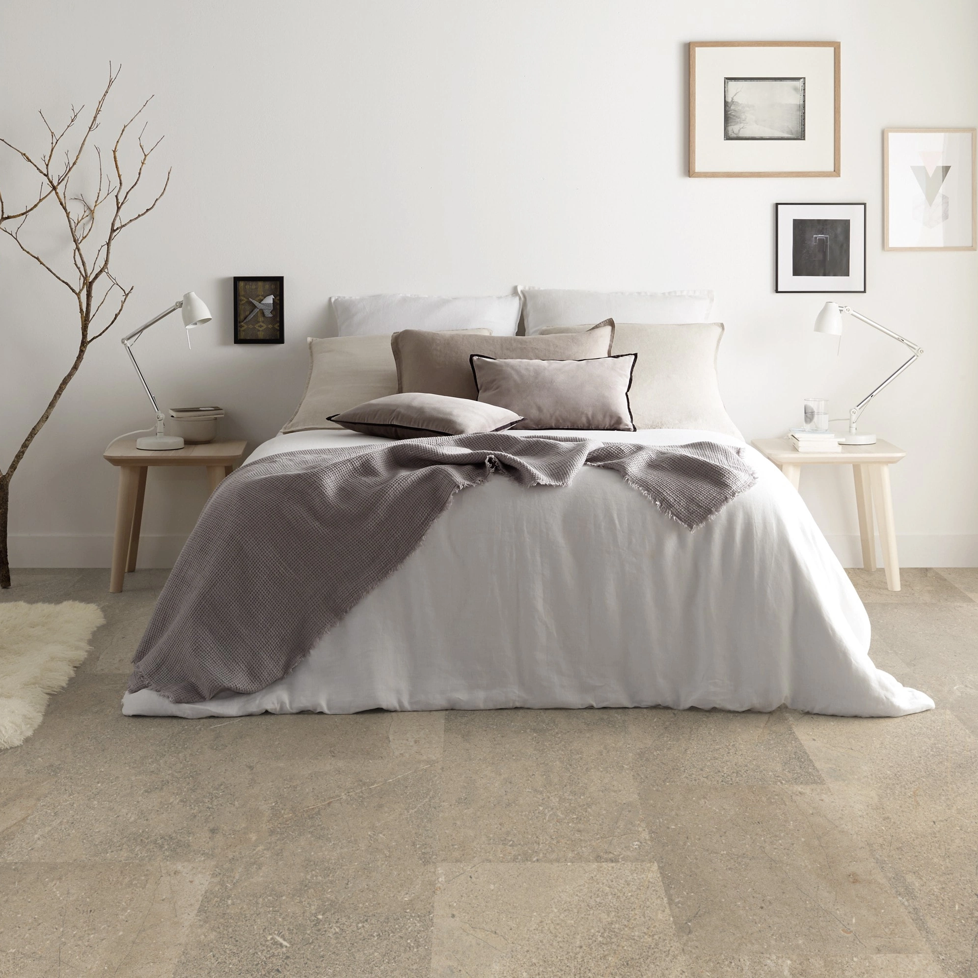 Milieubild Modernes Schlafzimmer - Bett dekoriert mit Kissen - Tarkett Rigid Klick-Vinyl iD Click Ultimate 70 NATURALS Sediment Beige Milieubild Modernes Schlafzimmer - Bett dekoriert mit Kissen - Tarkett 260008037