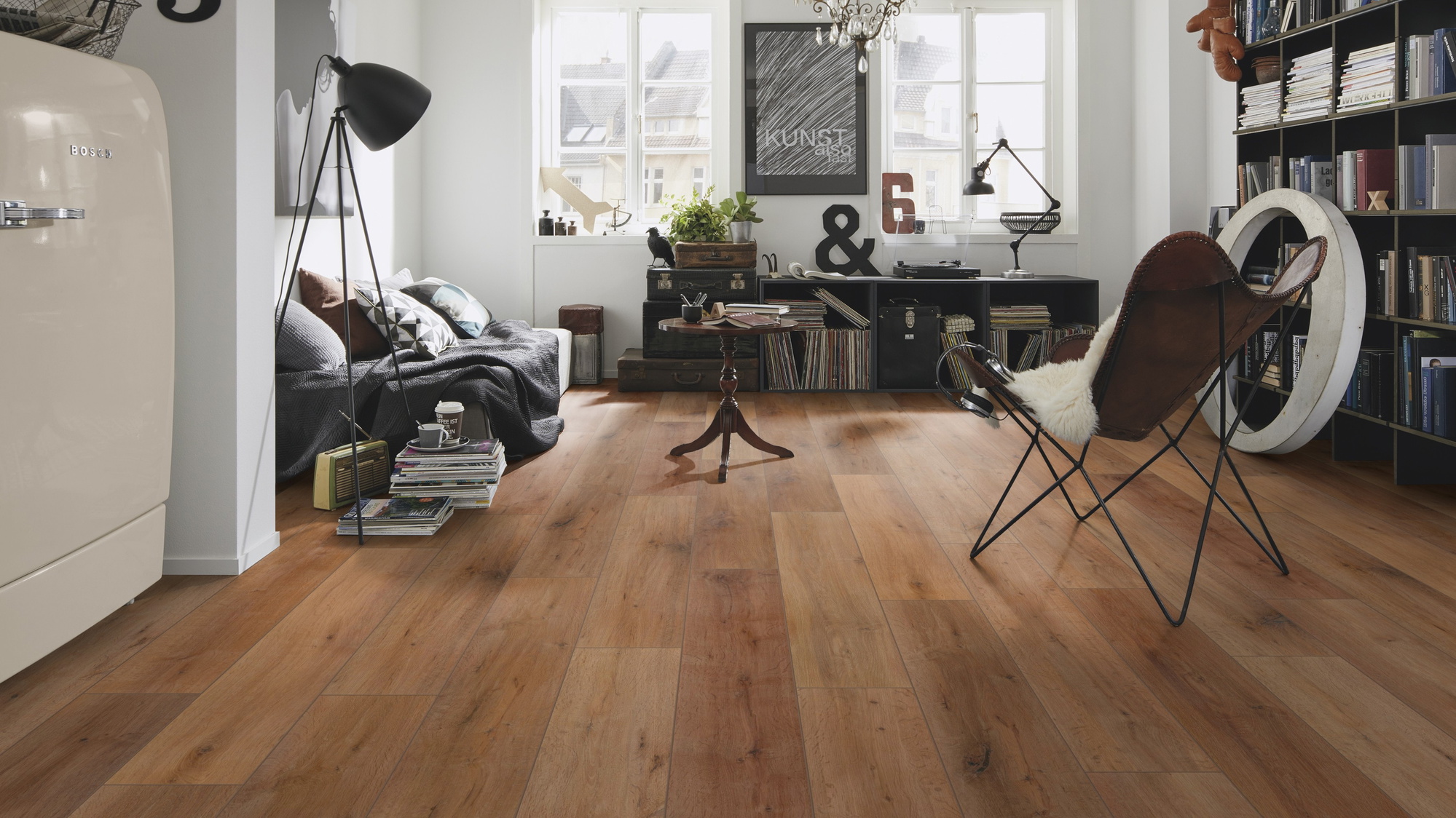 Milieubild Kompaktes Wohnzimmer mit Bücherregal - wineo PLC315R
