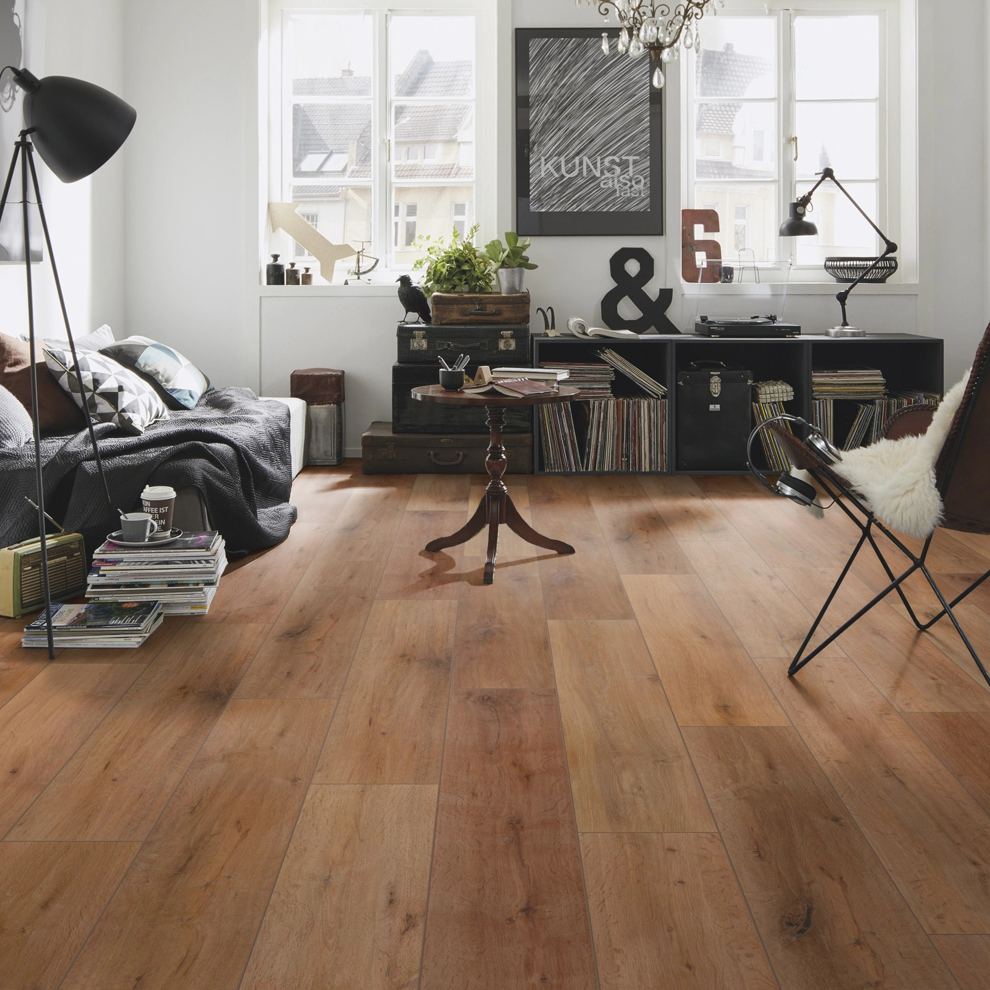 Milieubild Kompaktes Wohnzimmer mit Bücherregal - wineo Klick-Bioboden PURLINE wineo 1000 wood XL Rustic Oak Nougat Milieubild Kompaktes Wohnzimmer mit Bücherregal - wineo PLC315R