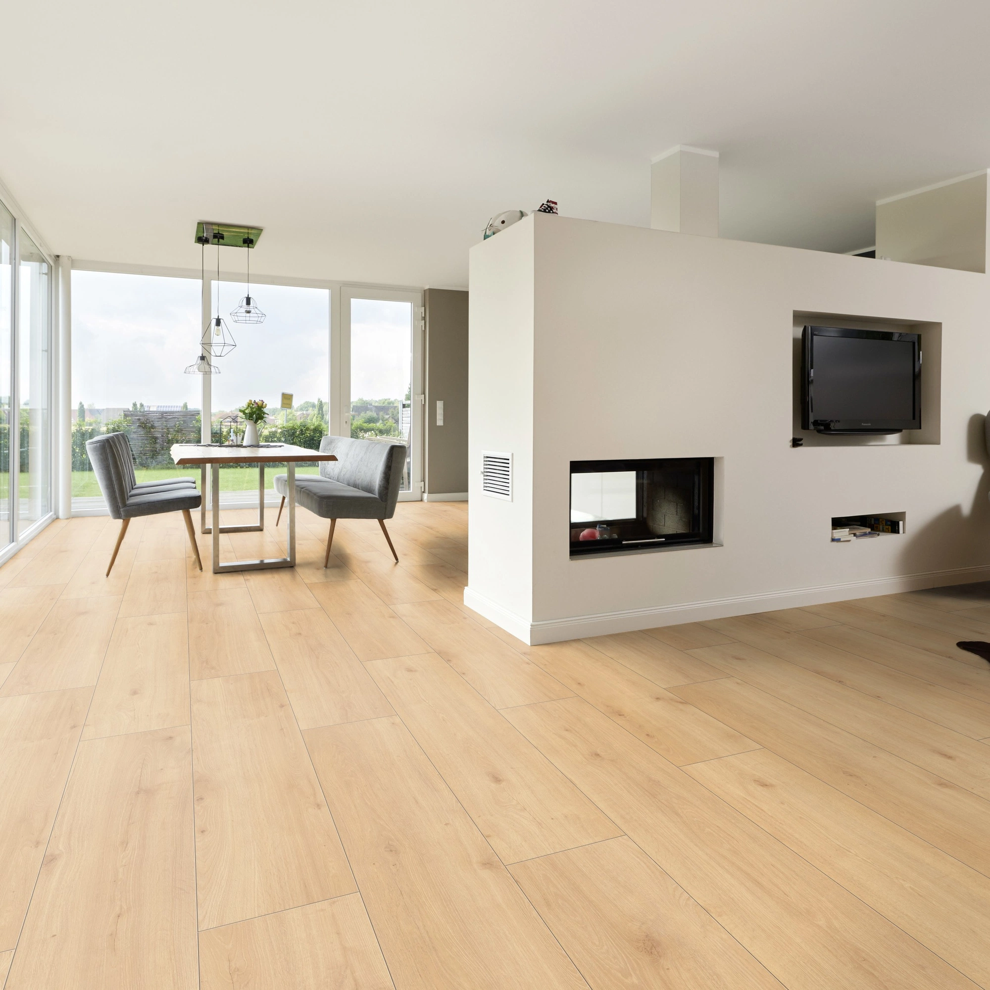 Milieubild Wohnzimmer mit Essbereich und Kamin - ter Hürne Laminat Trend Edition Eiche Japandi Milieubild Wohnzimmer mit Essbereich und Kamin - ter Hürne 1101021847