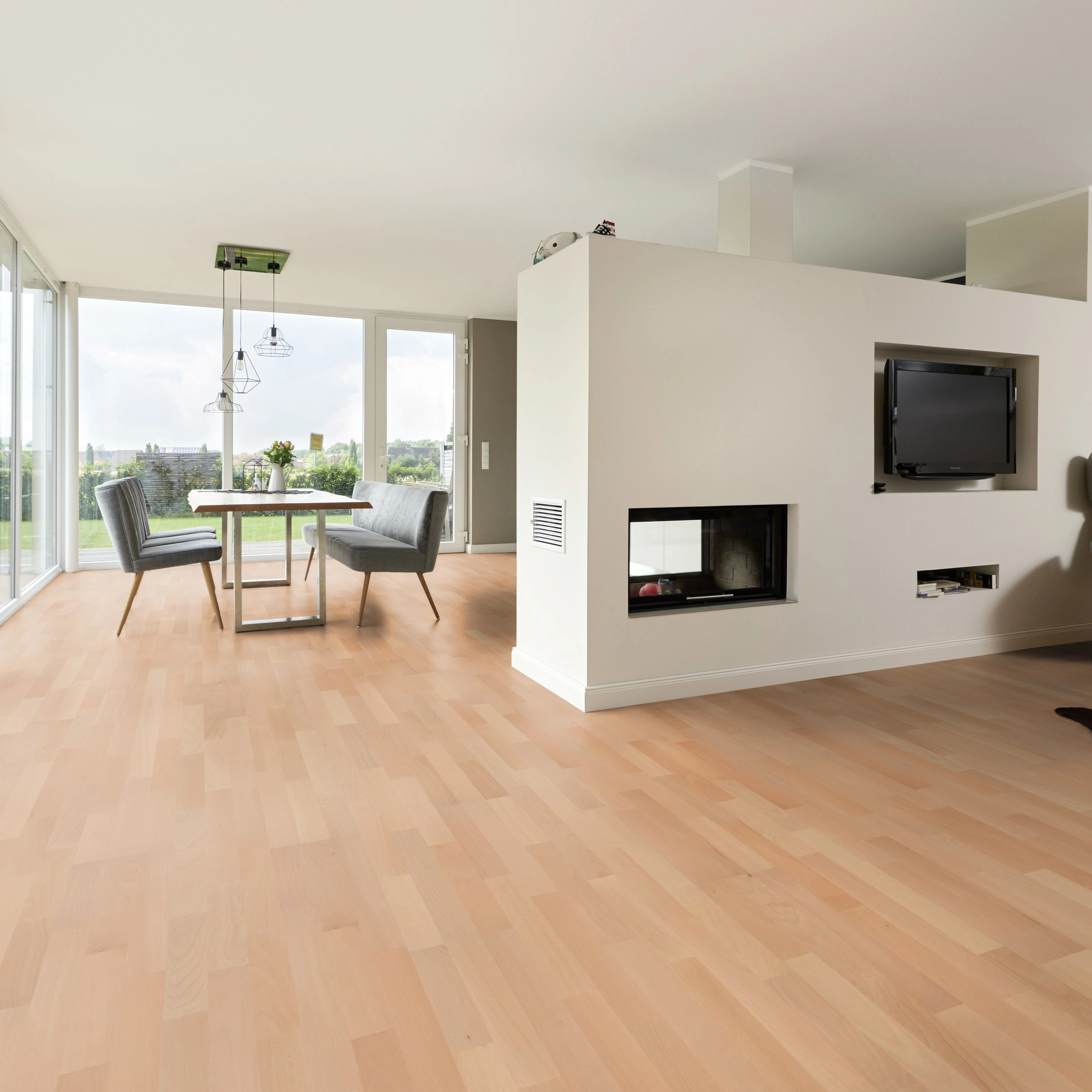 Milieubild Wohnzimmer mit Essbereich und Kamin - ter Hürne Parkett Elements Collection EVO Buche Procida Milieubild Wohnzimmer mit Essbereich und Kamin - ter Hürne 1101312611