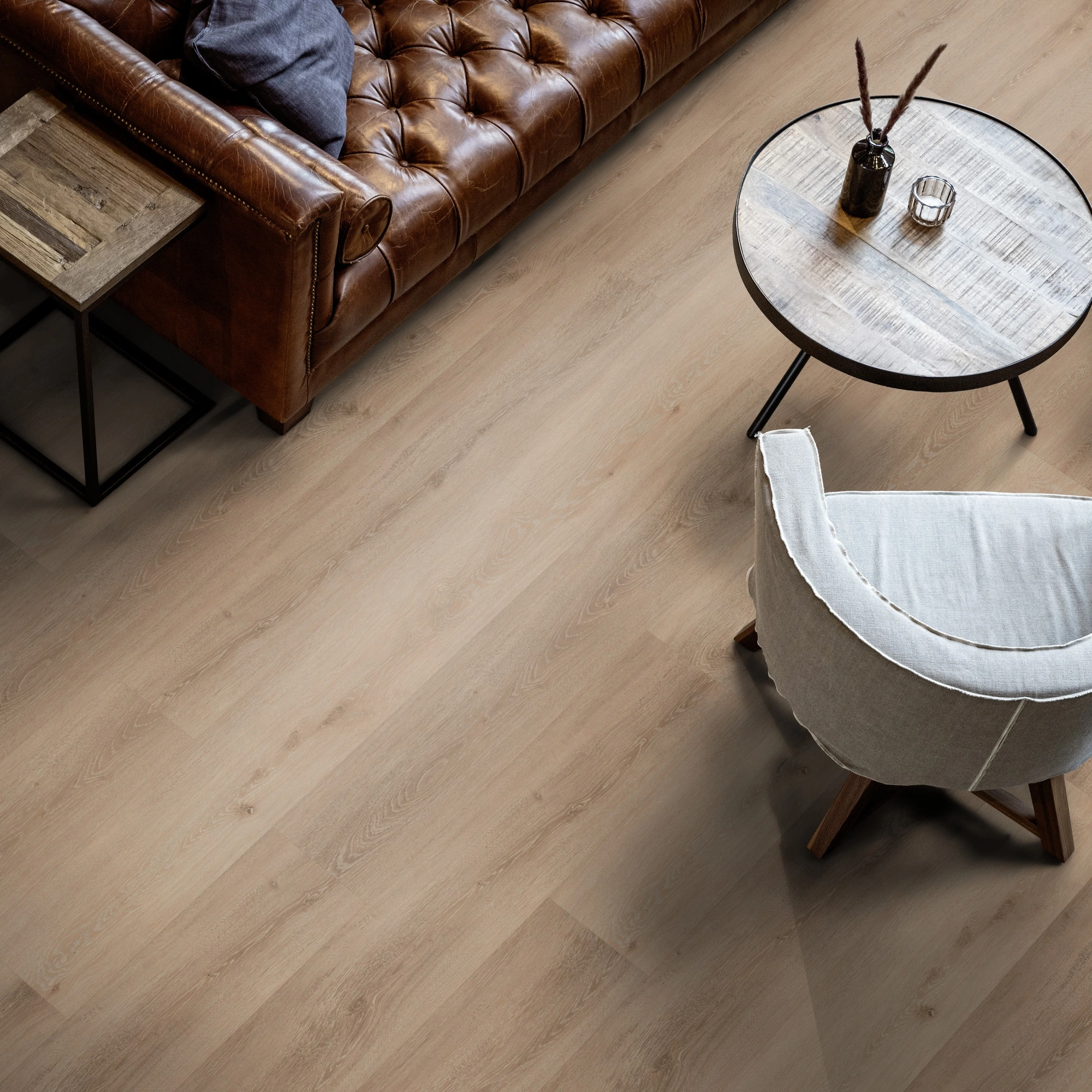 Milieubild Wohnzimmer mit Ledersofa - Blick von oben - ter Hürne Klebe-Vinyl Pro Classic Edition Eiche Budapest Milieubild Wohnzimmer mit Ledersofa - Blick von oben - ter Hürne 1101210429