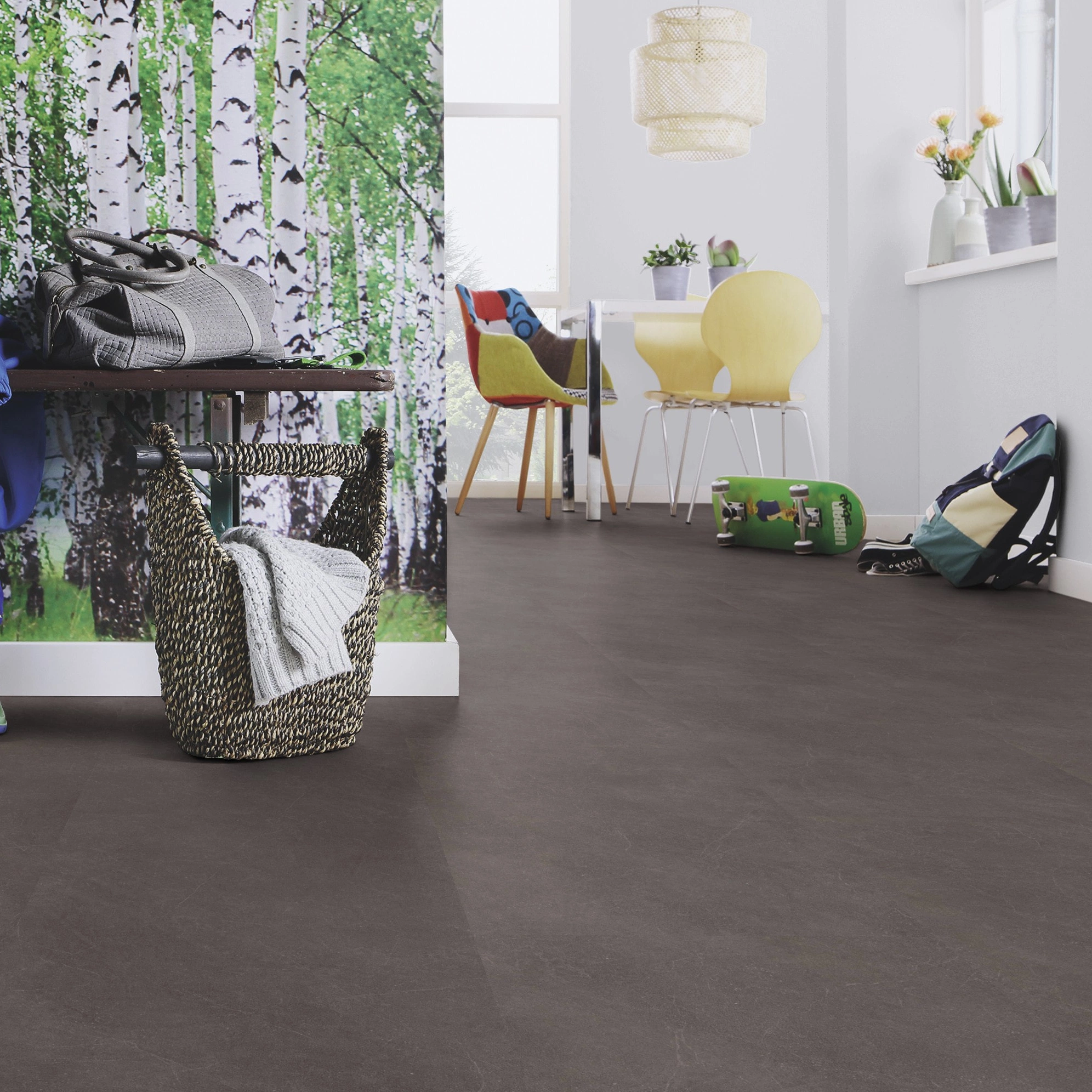 Milieubild Esszimmer mit Flur und Sitzbank - wineo Klebe-Bioboden PURLINE wineo 1500 stone XL Modern Stone Dark Milieubild Esszimmer mit Flur und Sitzbank - wineo PL15403SXL