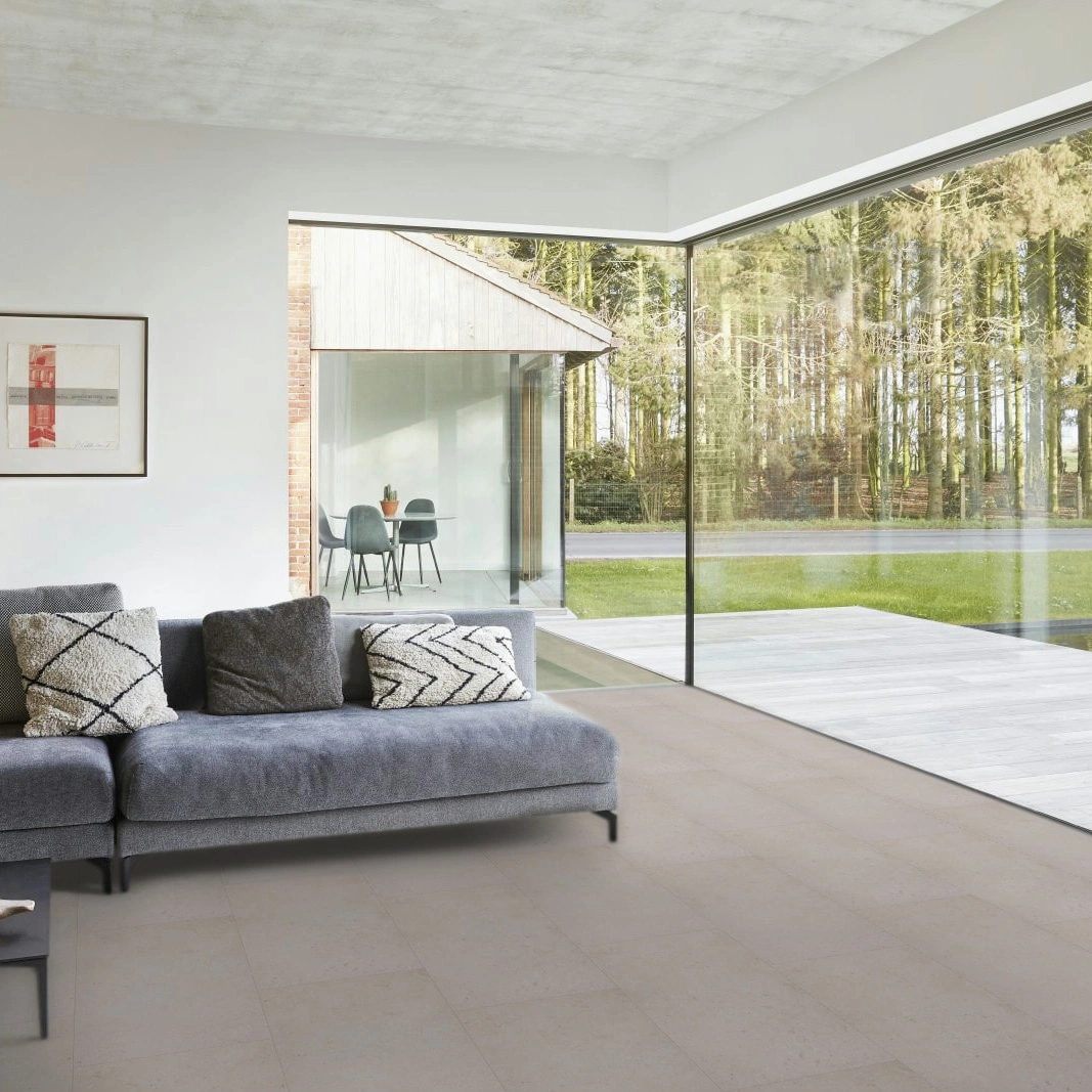 Milieubild Modernes Wohnzimmer mit Fensterfront - BerryAlloc Klebe-Vinyl Zenn Gluedown 30 Delhi Milieubild Modernes Wohnzimmer mit Fensterfront - BerryAlloc 60002225