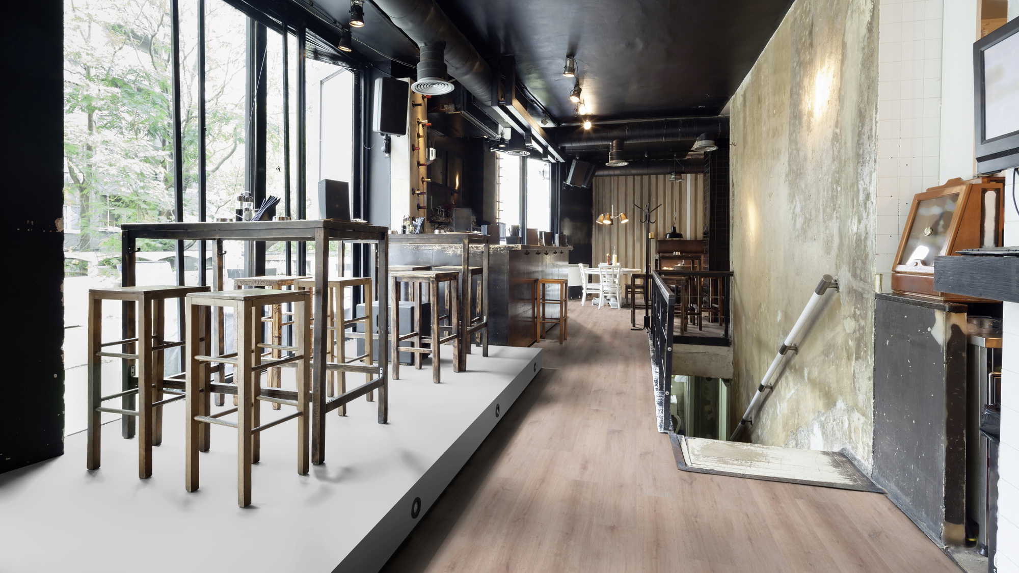 Milieubild Restaurant - Bar mit Tischen und Hockern - wineo Klick-Bioboden PURLINE wineo 1000 wood XL Rustic Oak Taupe Milieubild Restaurant - Bar mit Tischen und Hockern - wineo PLC313R