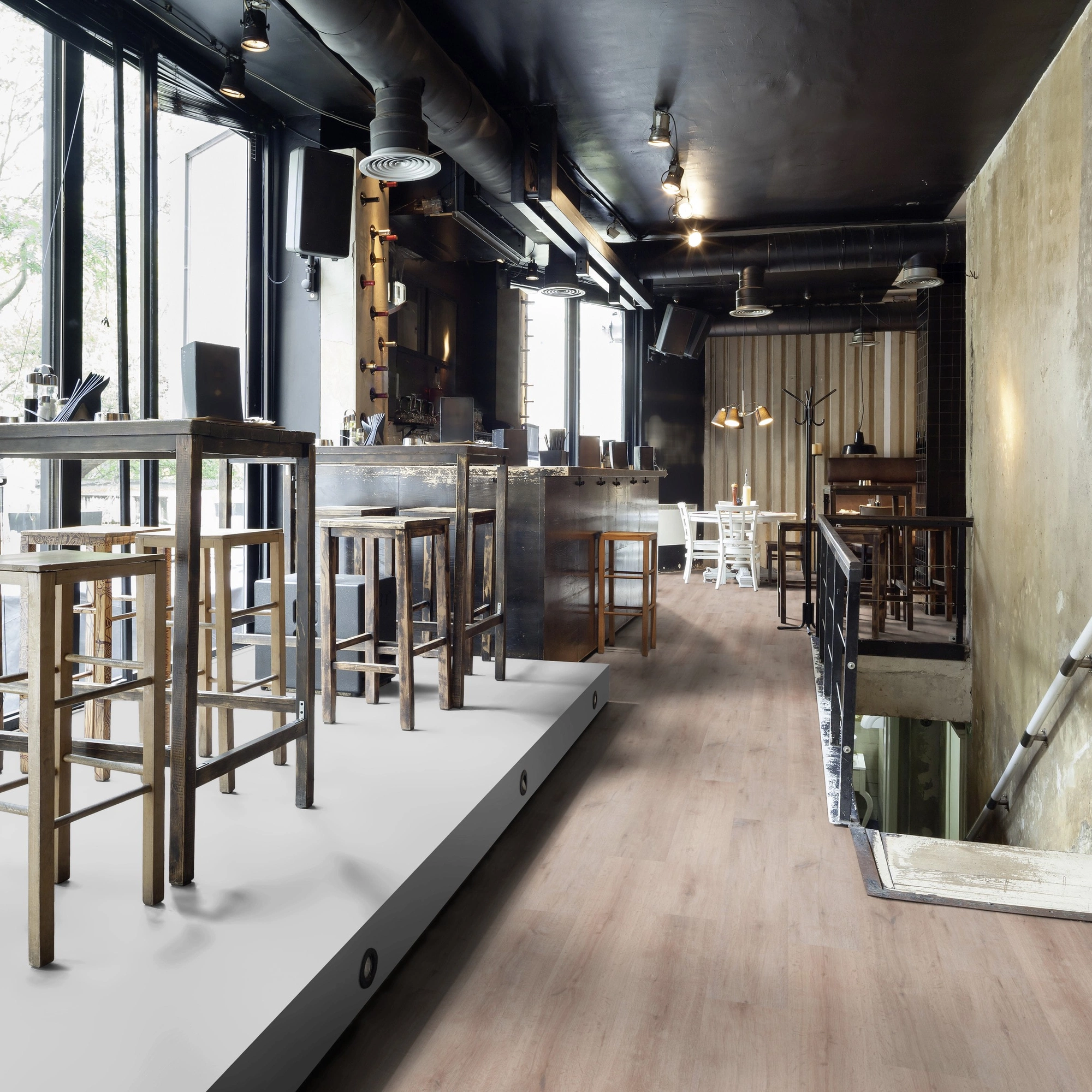 Milieubild Restaurant - Bar mit Tischen und Hockern - wineo Klick-Bioboden PURLINE wineo 1000 wood XL Rustic Oak Taupe Milieubild Restaurant - Bar mit Tischen und Hockern - wineo PLC313R
