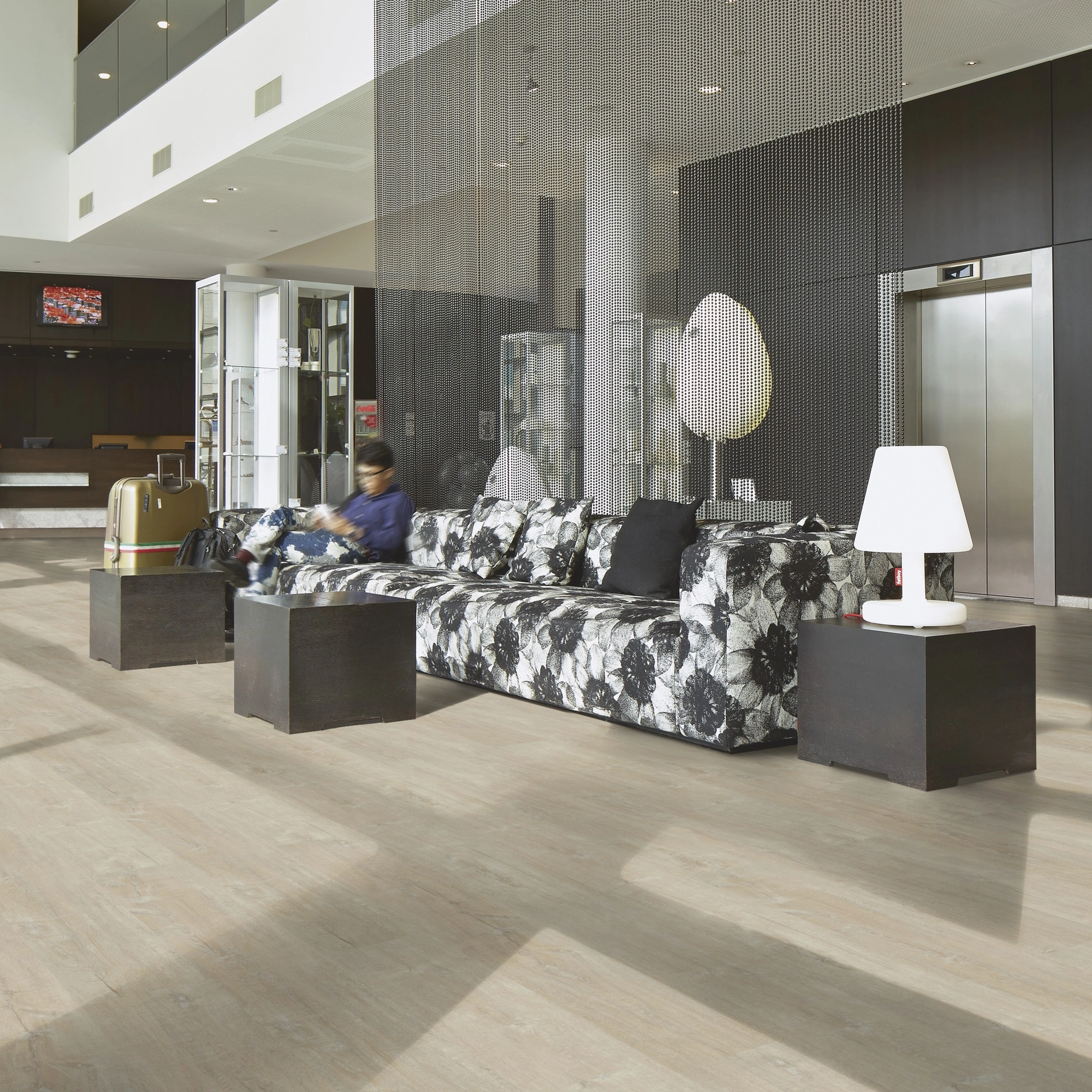 Milieubild Hotellobby mit Rezeption - Forbo Flooring Klebe-Vinyl Enduro Dryback Wood Light Timber Milieubild Hotellobby mit Rezeption - Forbo Flooring 217627