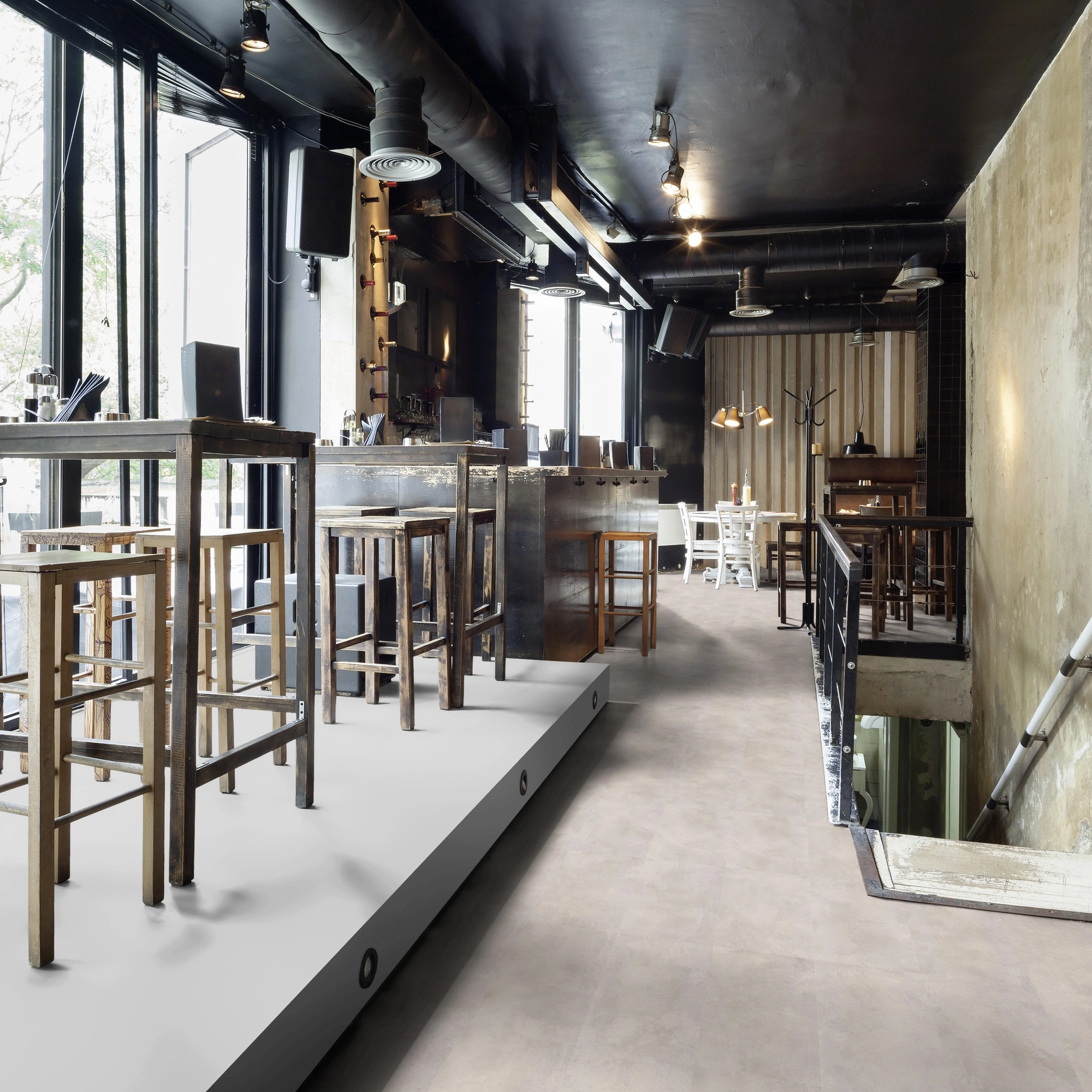 Milieubild Restaurant - Bar mit Tischen und Hockern - wineo Klick-Bioboden PURLINE wineo 1000 stone L Urban Concrete Light Milieubild Restaurant - Bar mit Tischen und Hockern - wineo PLC317R