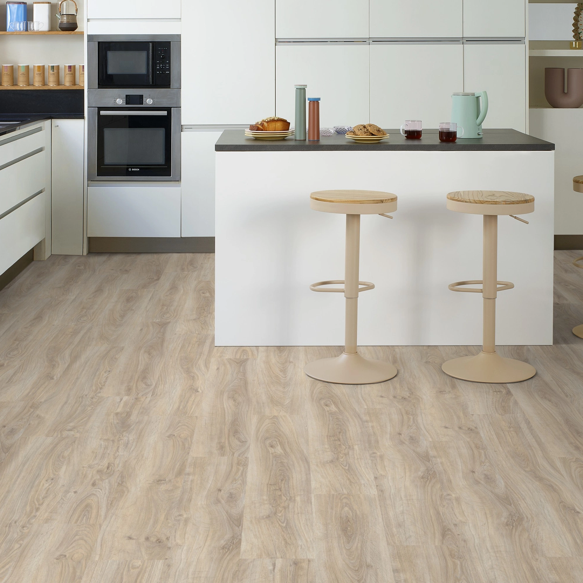 Milieubild Moderne Küche mit Küchenblock - Tarkett Klebe-Vinyl iD Inspiration 30 CLASSICS English Oak Grege Milieubild Moderne Küche mit Küchenblock - Tarkett 24524012