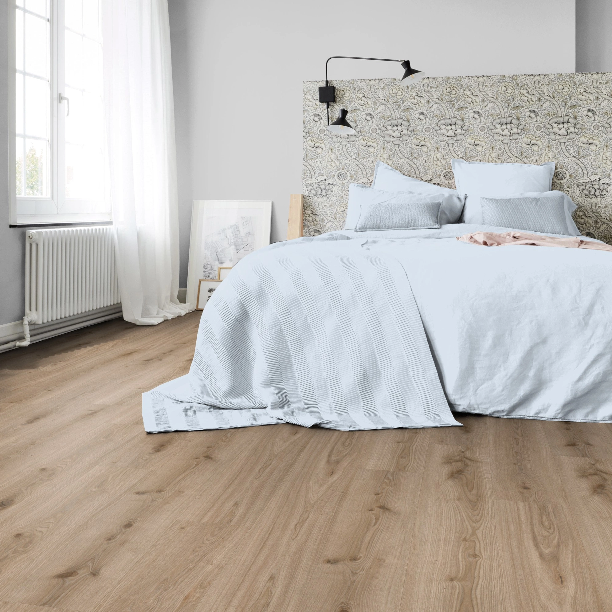 Milieubild Schlafzimmer in Stadtwohnung - Tarkett Klebe-Vinyl Essence 55 Primary Oak Light Grey Milieubild Schlafzimmer in Stadtwohnung - Tarkett 260053006