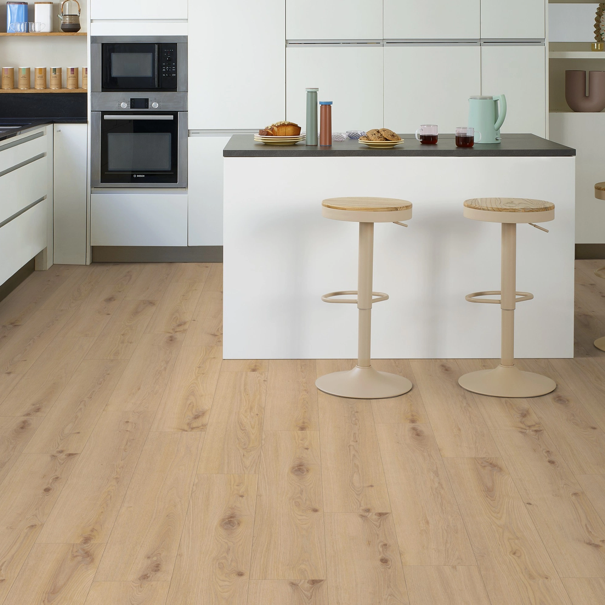 Milieubild Moderne Küche mit Küchenblock - Tarkett Rigid Klick-Vinyl Essence Rigid 30 Primary Oak Beige Milieubild Moderne Küche mit Küchenblock - Tarkett 260032003