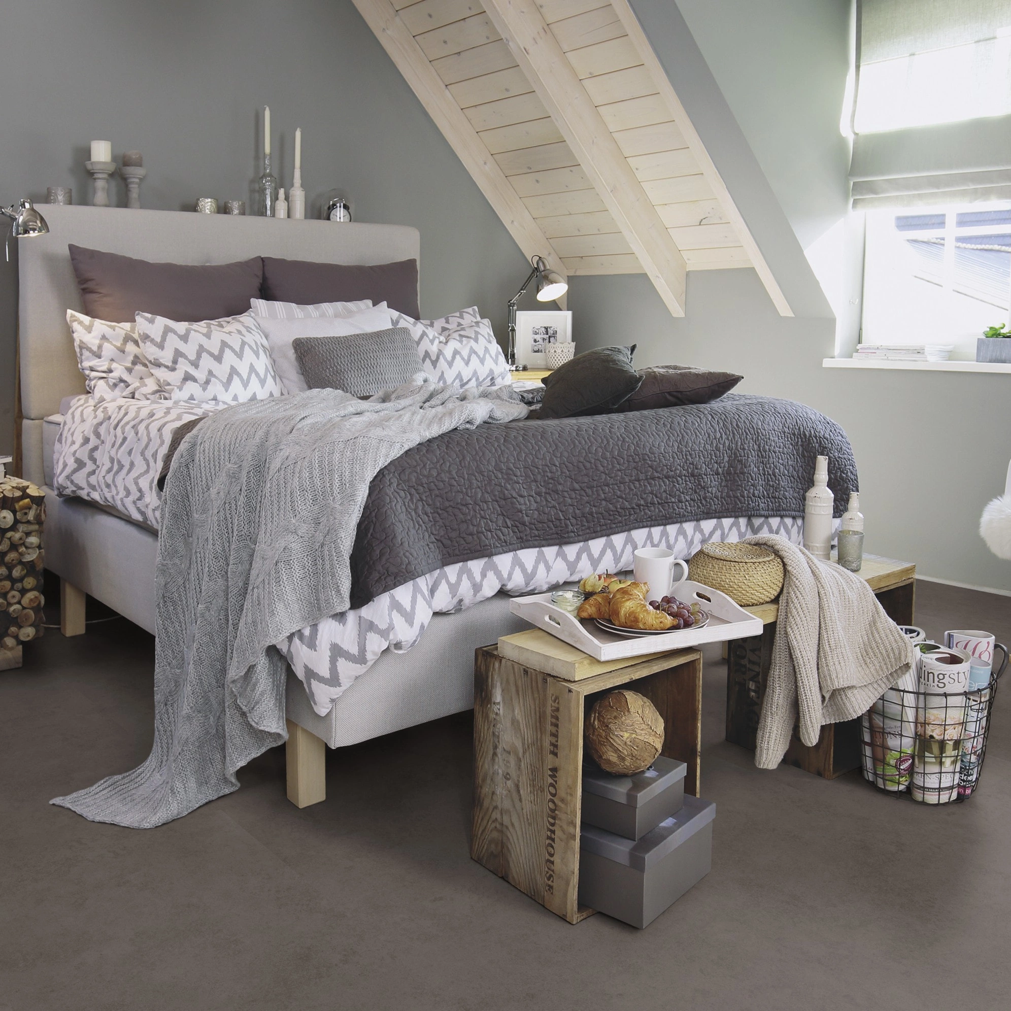 Milieubild Schlafzimmer im modernen Dachgeschoss - wineo Klebe-Bioboden PURLINE wineo 1200 stone XL Presenting Karl Milieubild Schlafzimmer im modernen Dachgeschoss - wineo PL118R