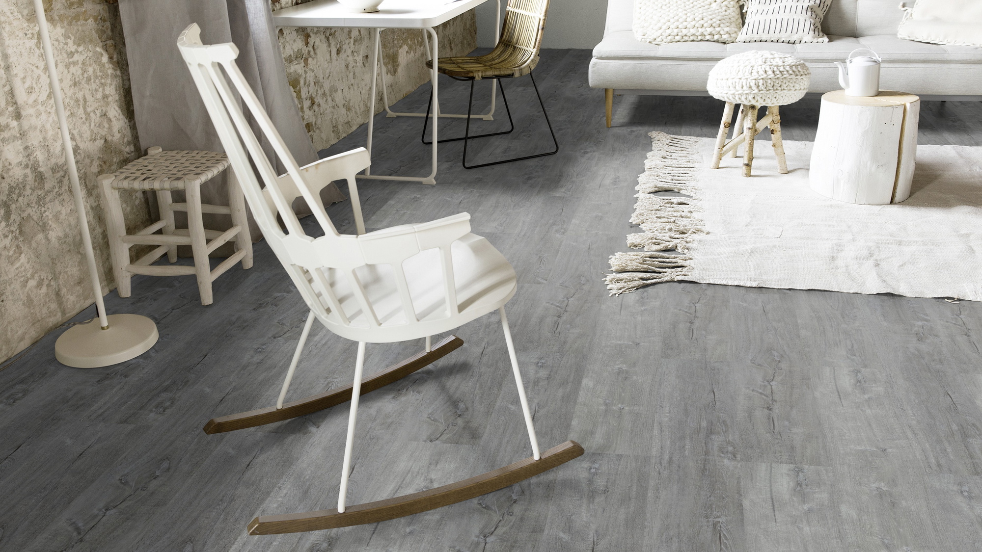 Milieubild Wohnzimmer mit Schaukelstuhl im skandinavischen Stil - Forbo Flooring Klebe-Vinyl Enduro Dryback Wood Anthracite Timber Milieubild Wohnzimmer mit Schaukelstuhl im skandinavischen Stil - Forbo Flooring 217626